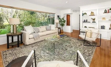 La Canada GOLD 🤩 Gorgeous family home nestled at the end of a cul de sac. Pool and pool house. You don&rsquo;t want to miss this one! 

-

@yaya_pops @andy.haynes @haynes_group 

-
#interiordesign #losangeles #homedecor #realestate #staging