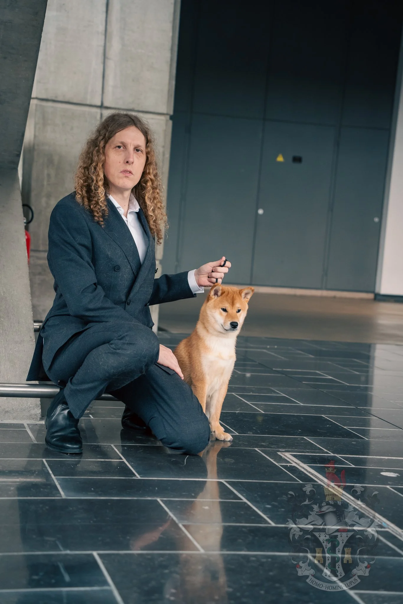 Portrait technique du Shiba Inu Ace avec son handler, mettant en avant la complicité et la stabilité du tempérament en compétition.