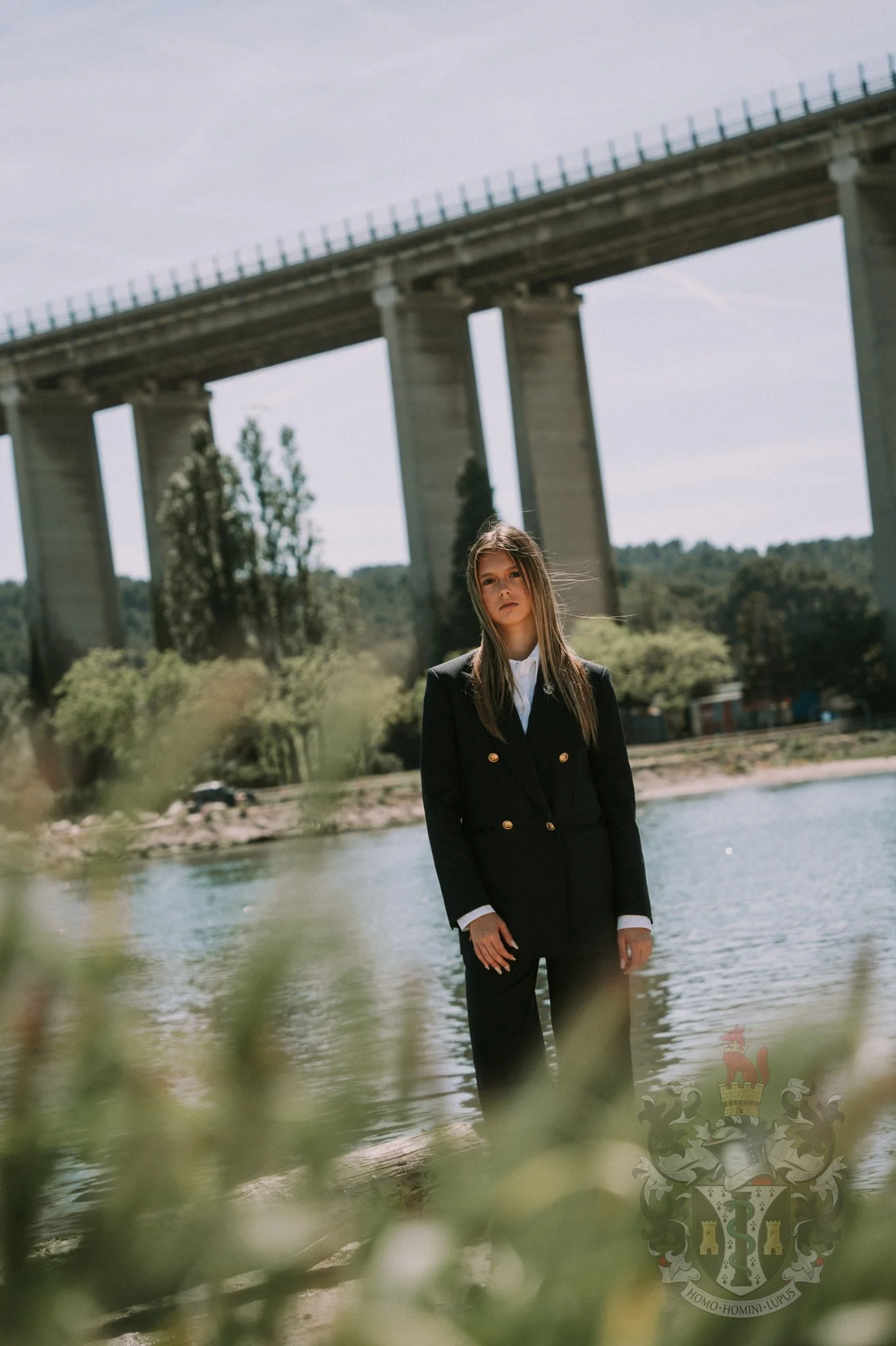 Portrait artistique au bord de l'eau à Martigues, illustrant la philosophie de l'élevage T.M. ADAMS.