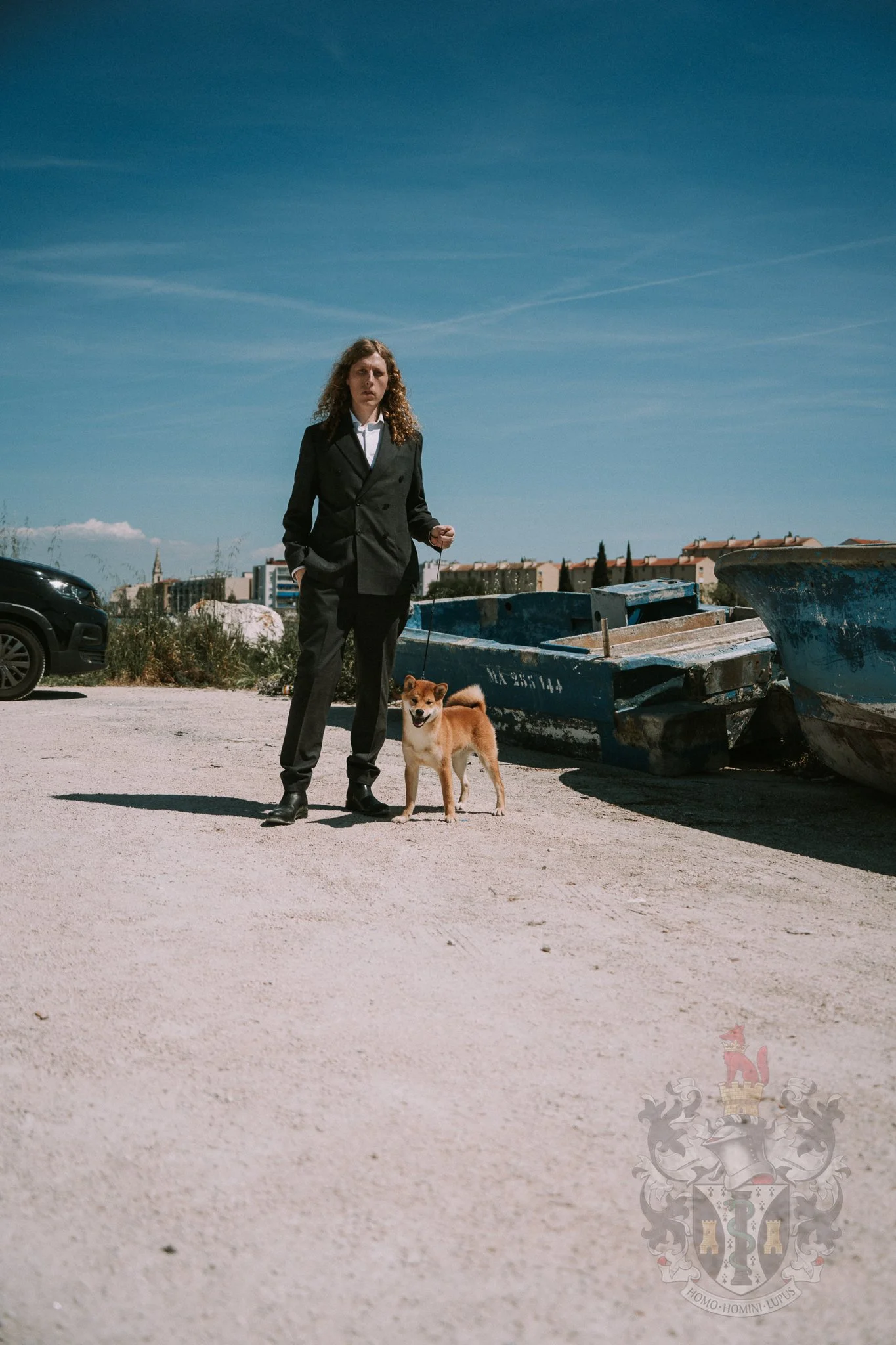 Shiba Inu Ace en séance de socialisation dans une forêt près de Martigues, entouré de barques traditionnelles.