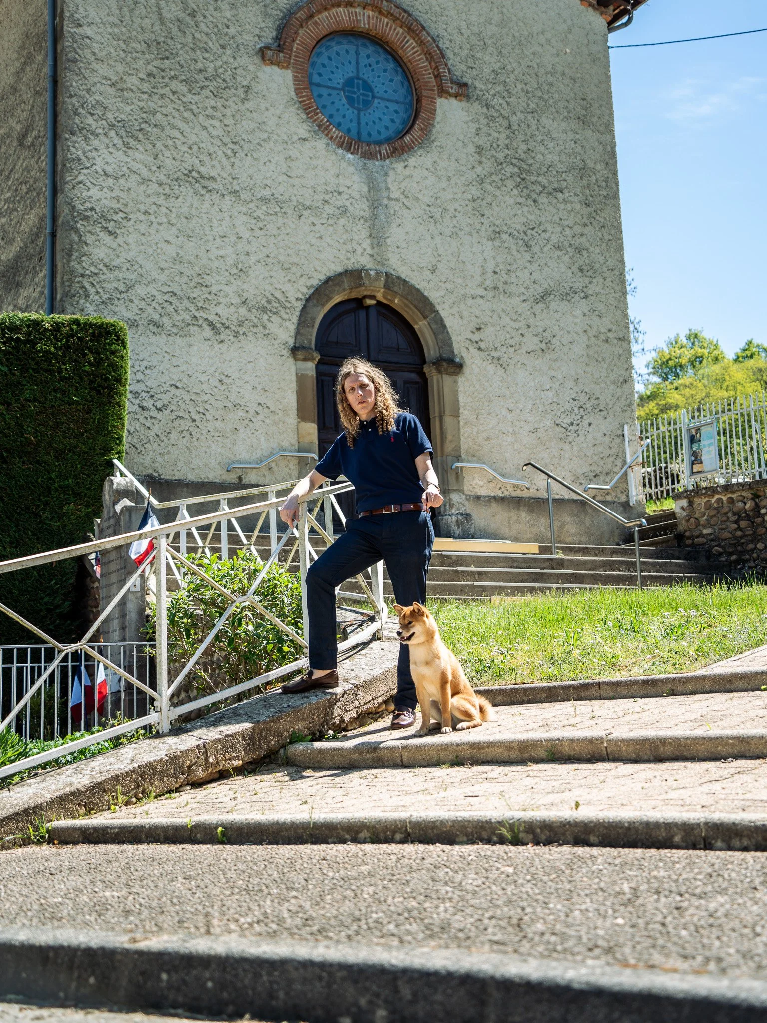 Ace, Shiba Inu du programme T.M. ADAMS, sur les marches de l'église de Montfalcon.