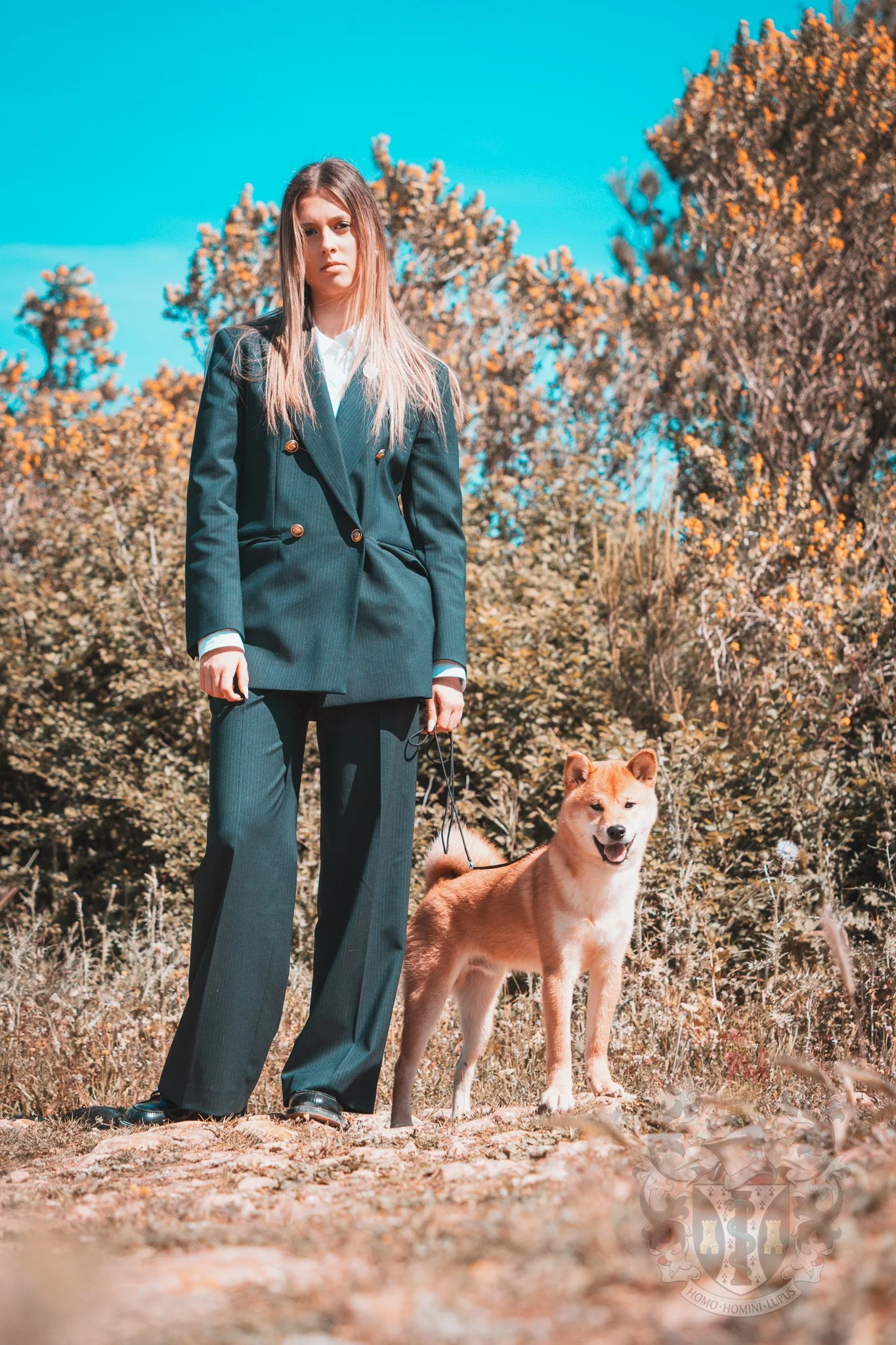 Shiba Inu d'élite Ace posant avec sa handler dans la garrigue de Martigues, mettant en valeur son pelage roux intense.