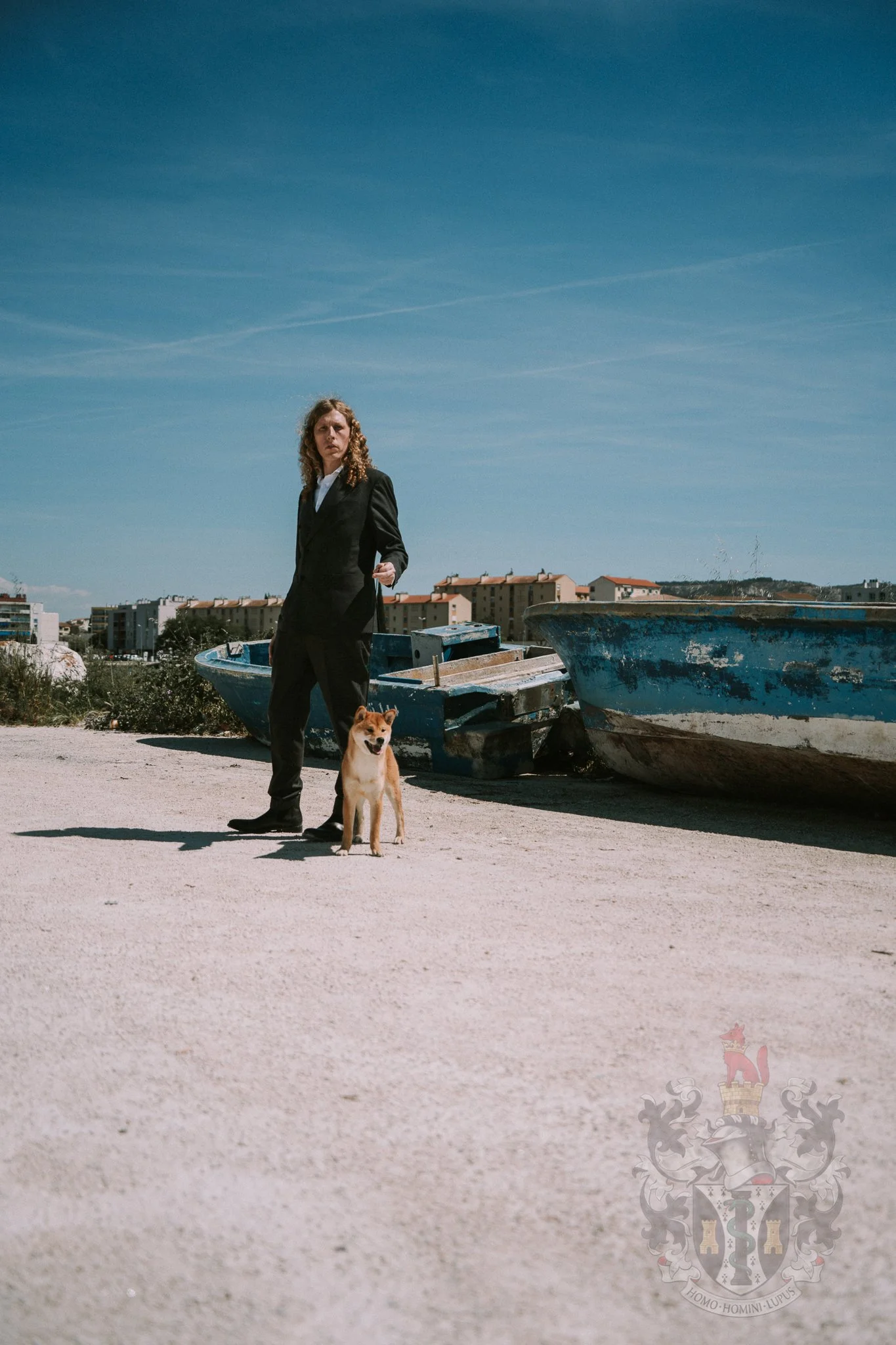Le jeune Shiba Inu Ace posant avec distinction dans un cadre maritime à Martigues, reflétant l'élégance et le tempérament stable de notre programme de sélection.
