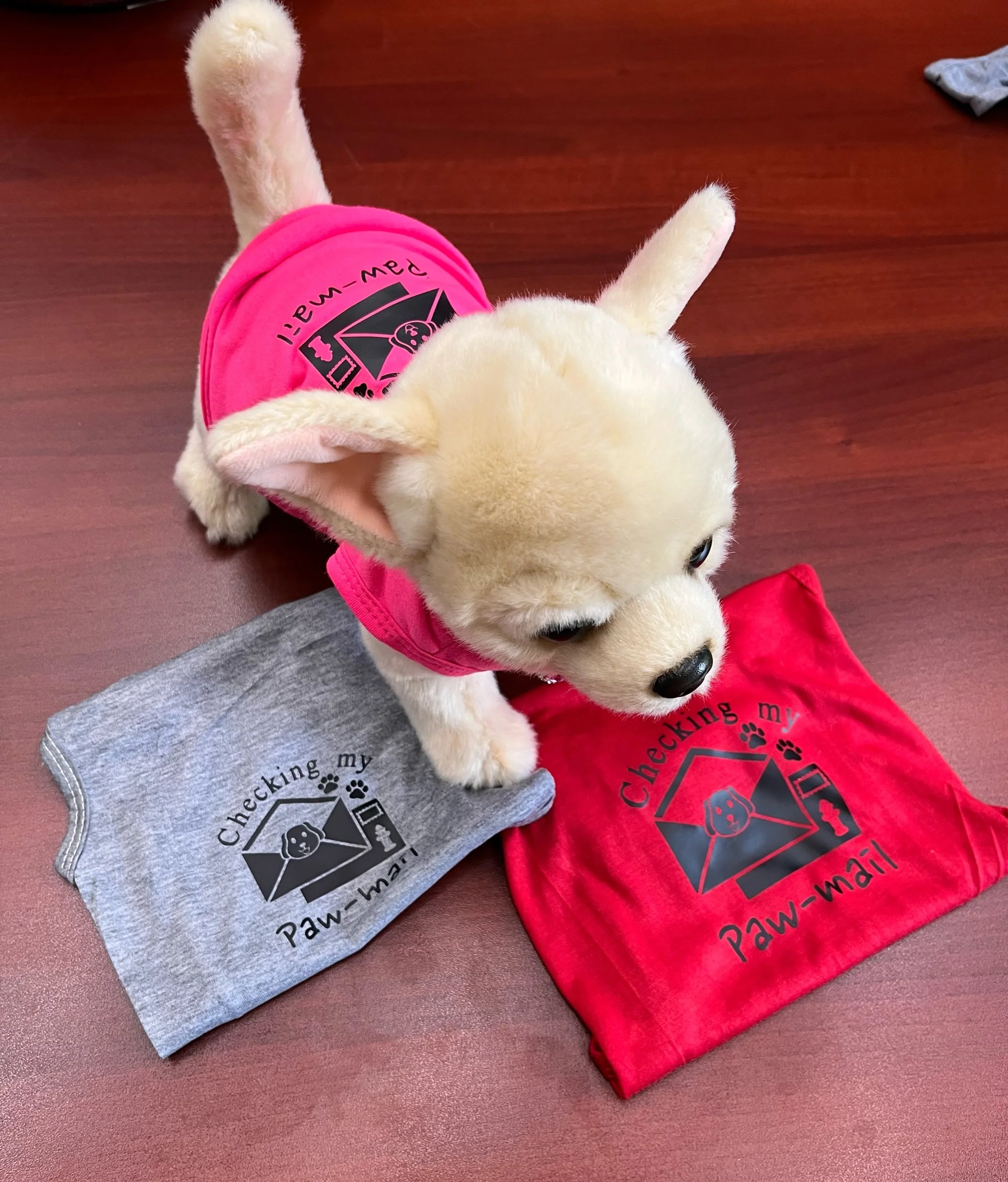 Dog T-shirt Checking Paw-mail