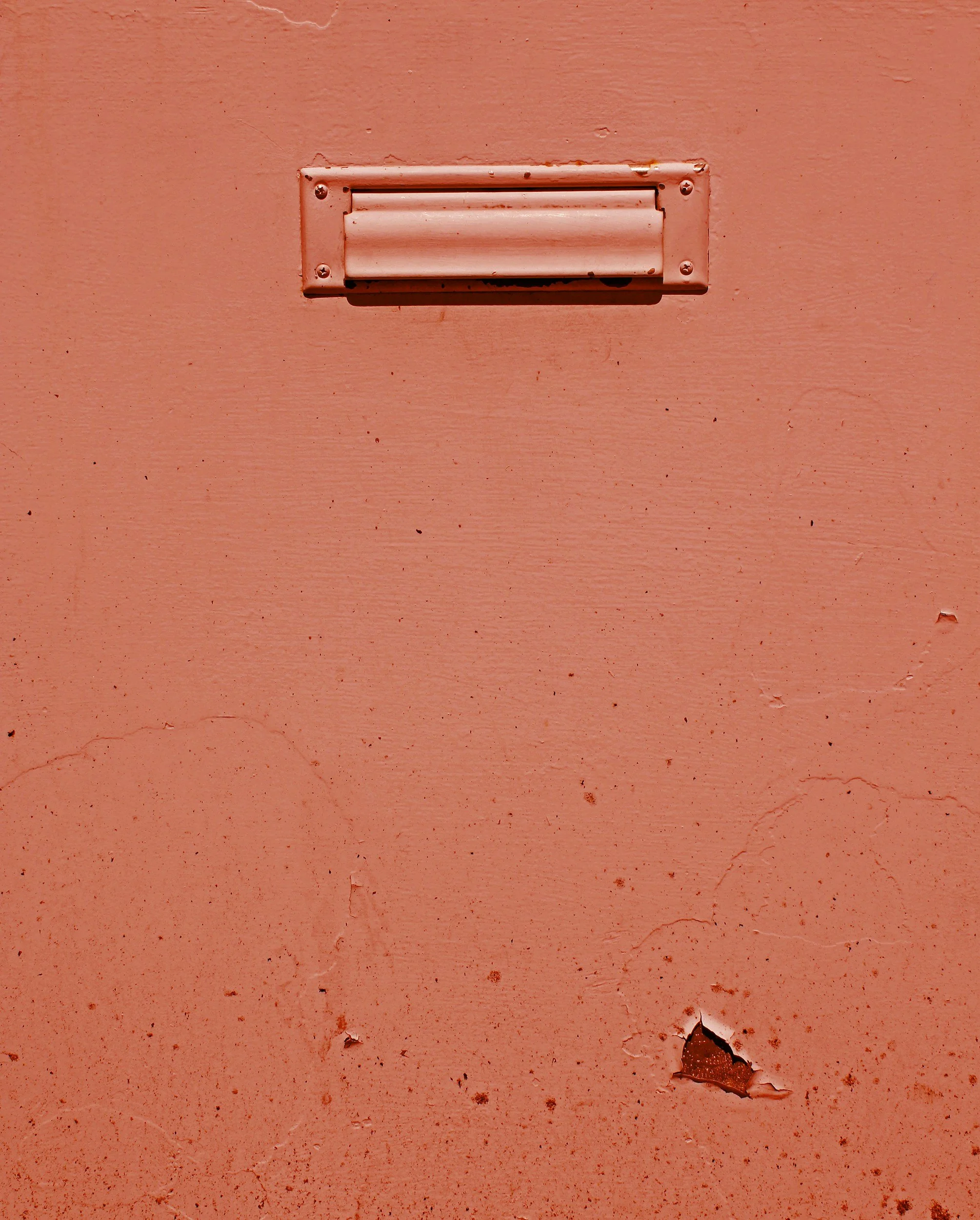 Ein rosa Ventilator, der an einer rosa Wand angebracht ist.