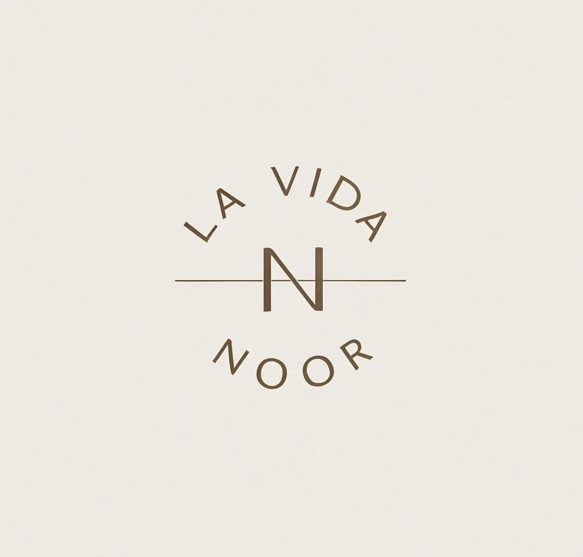 Logo mit dem Text 'La Vida Noeor' in einer kreisförmigen Anordnung um einen Navigationskompass mit Nord-Marke.