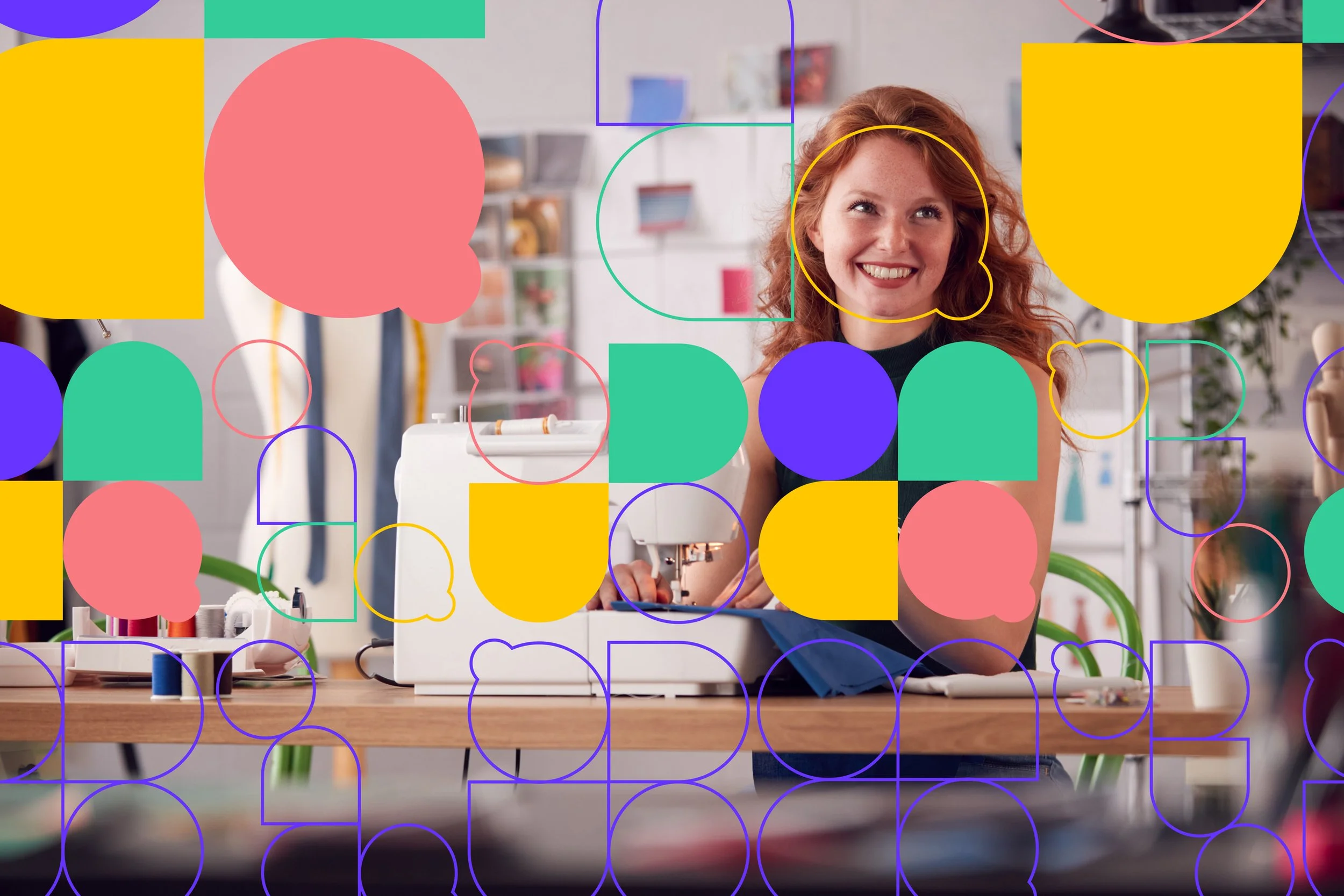 Mujer pelirroja sonriendo en un taller de costura con máquina de coser y materiales, con gráficos abstractos coloridos superpuestos.