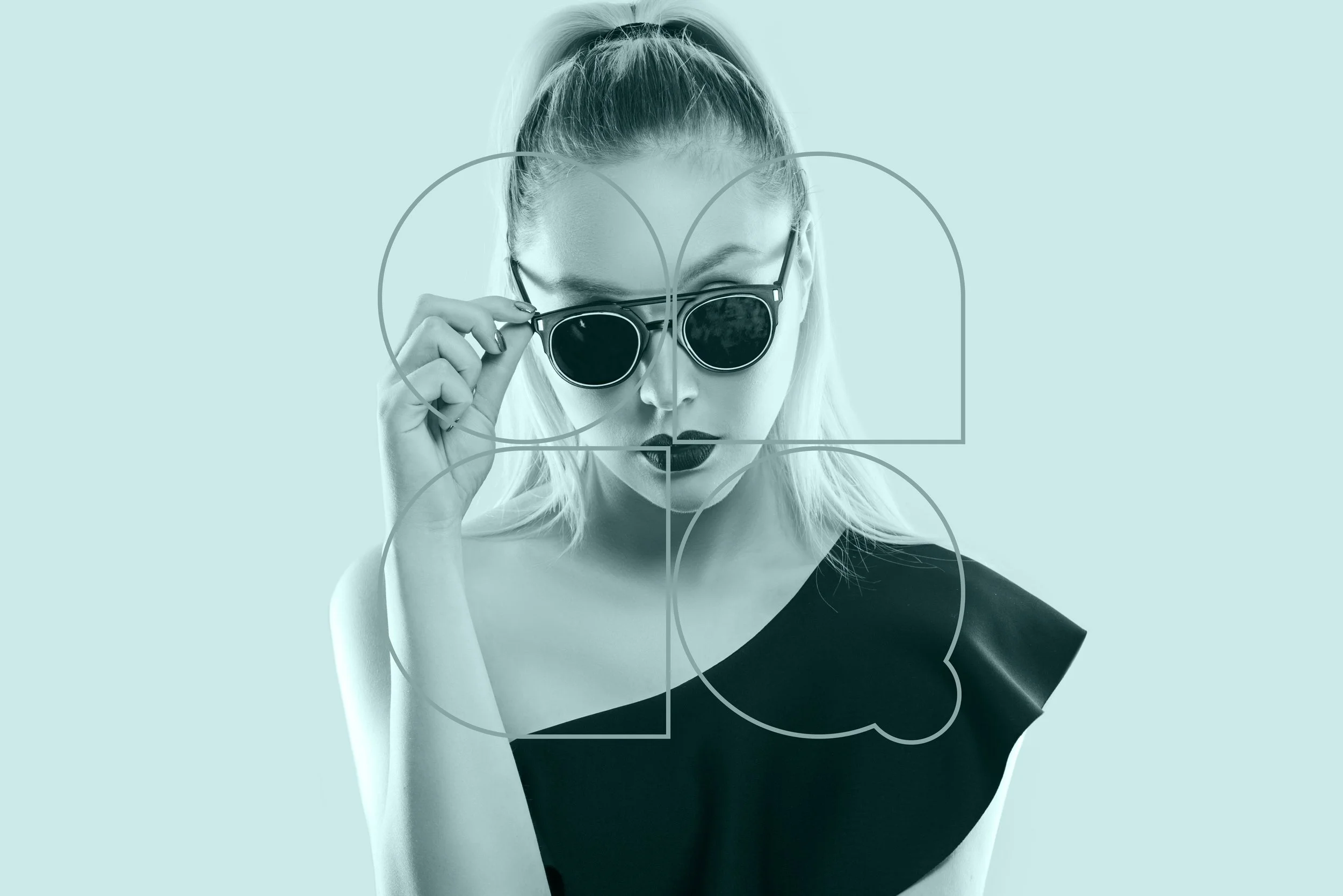 Mujer con lentes de sol y ropa elegante, posando con un gesto de ajuste de las gafas, fondo azul claro.