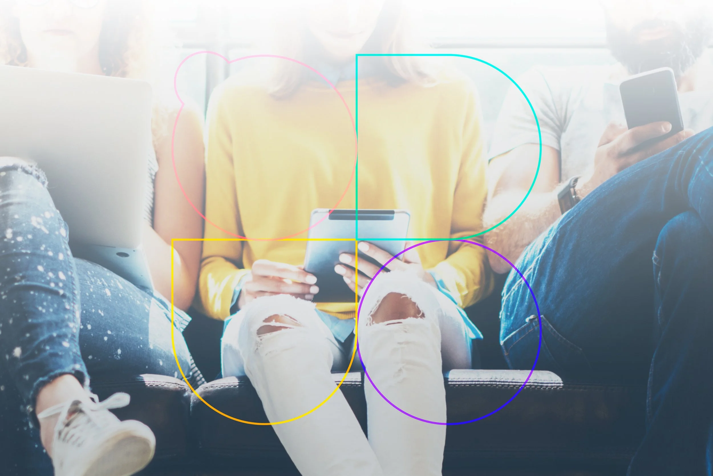 Personas sentadas en un sofá usando dispositivos móviles, como tabletas y teléfonos.