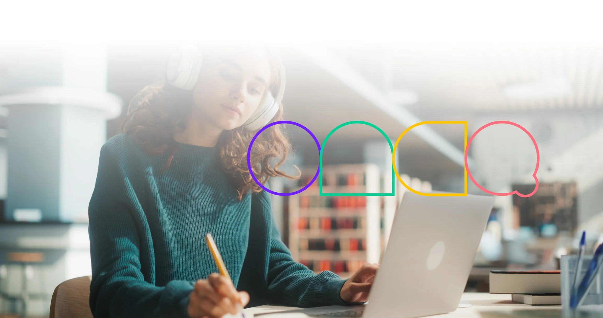Mujer con auriculares trabajando en una computadora portátil en una biblioteca.