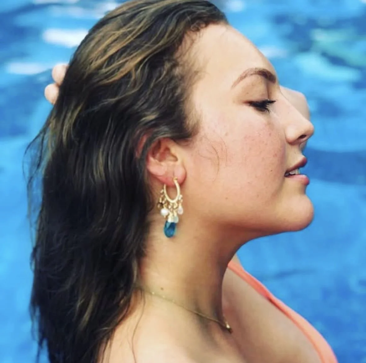 Mujer con pendiente azul y fondo de piscina