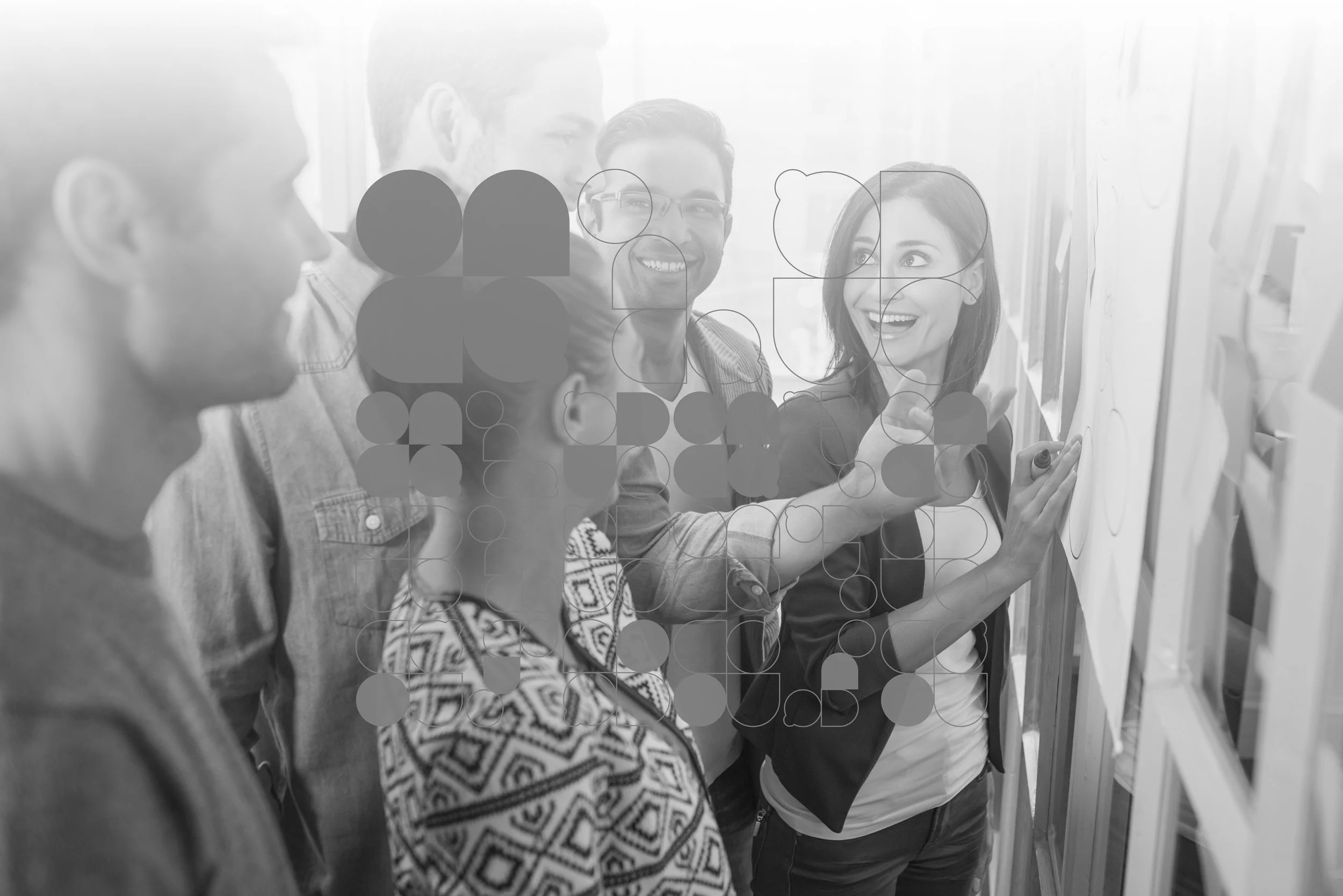 Grupo de personas colaborando frente a un tablero