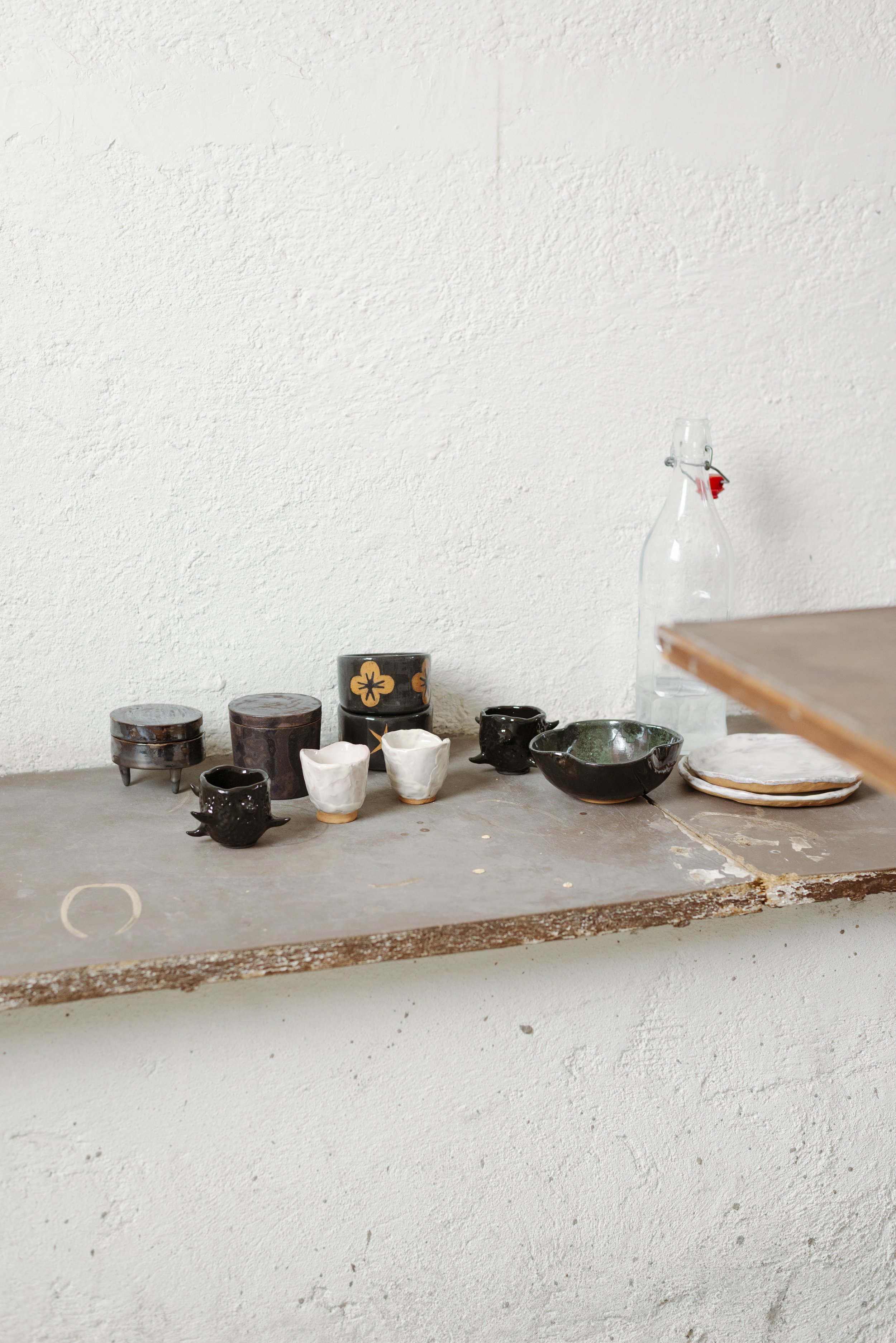 Piatti, tazze, tazzine da caffè, e ciotole artigianali in ceramica, design contemporaneo per la casa, collezione Mea Astra