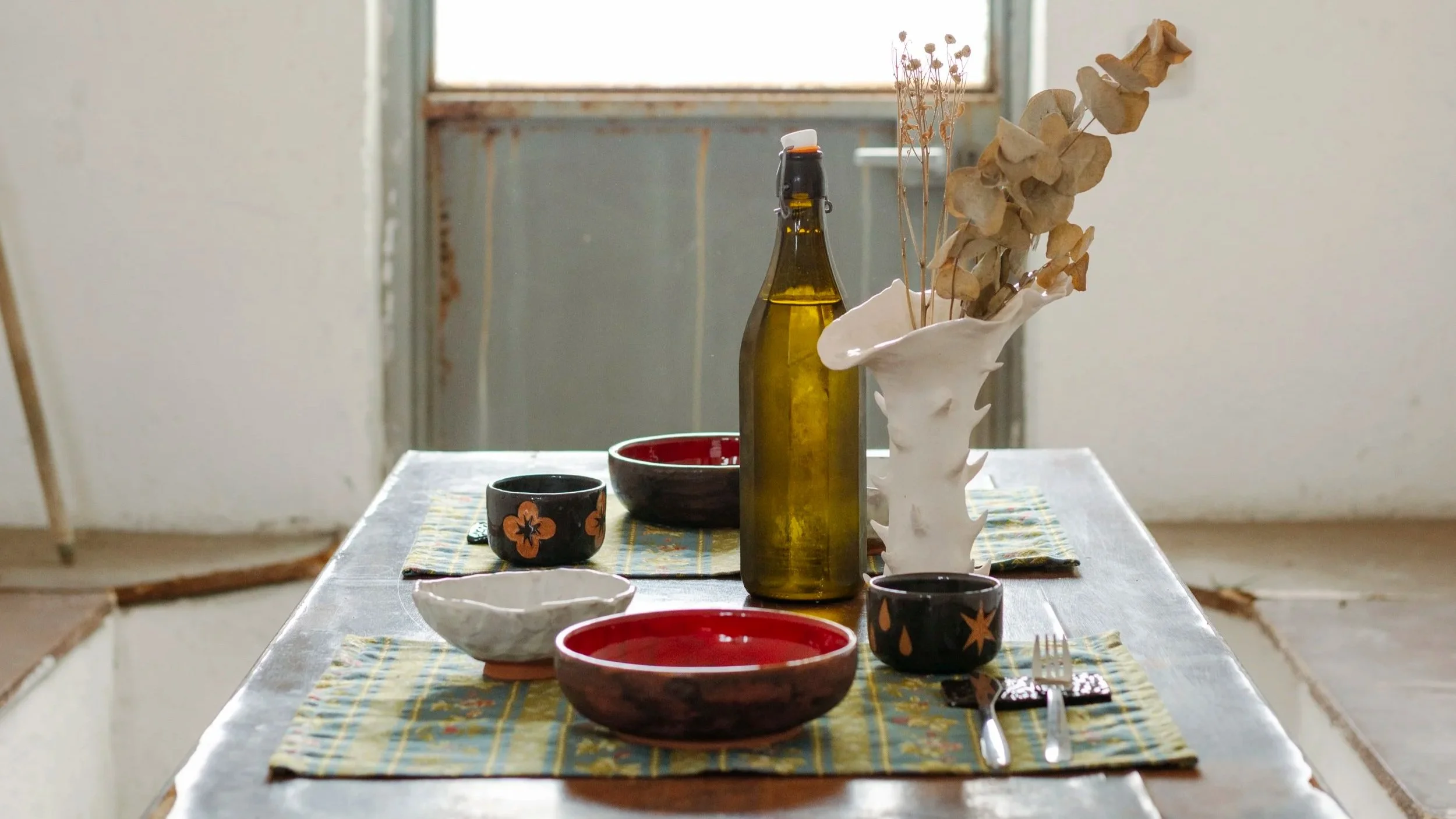 Tavola apparecchiata con piatti artigianali in ceramica, design contemporaneo per la casa, collezione Mea Astra