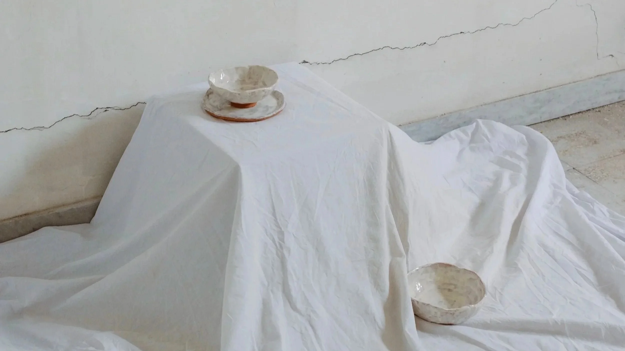 Ciotole artigianali bianche in ceramica terracotta rossa, delicate e funzionali.