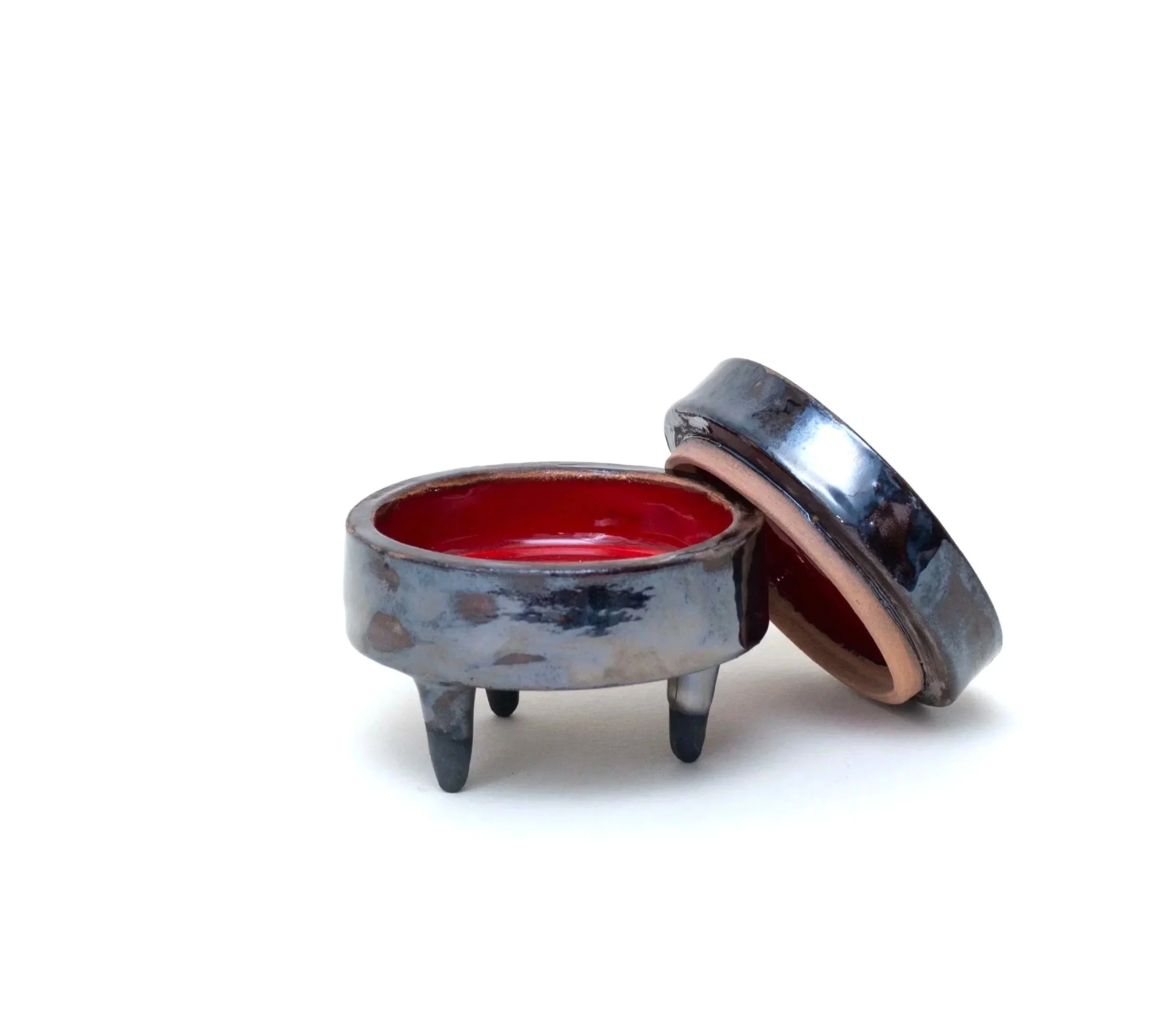 Barattolo in ceramica artigianale, metallizzato e rosso vivo.