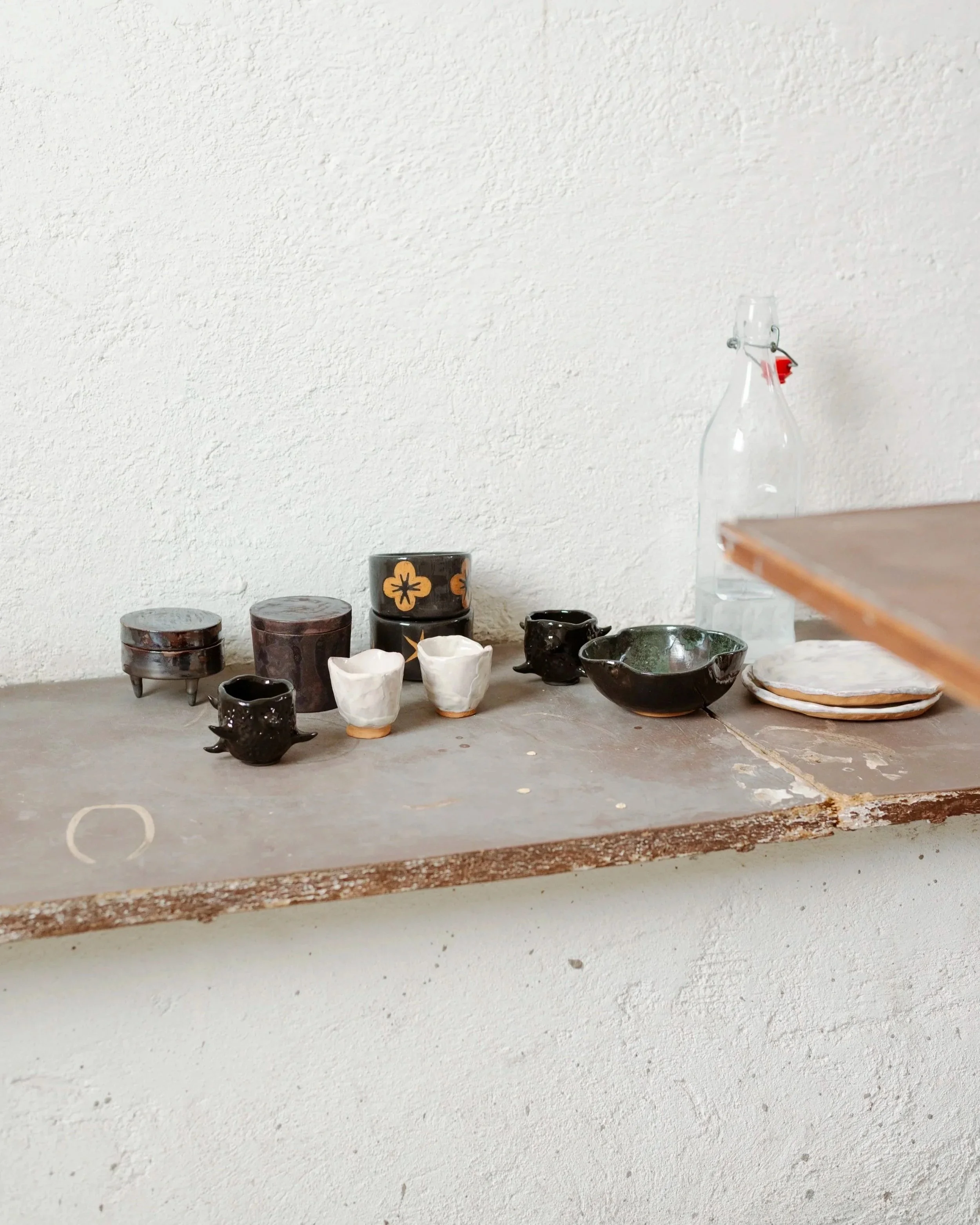 Ceramiche artigianali di design, tazzine, barattoli, tazze, piattini e ciotole.