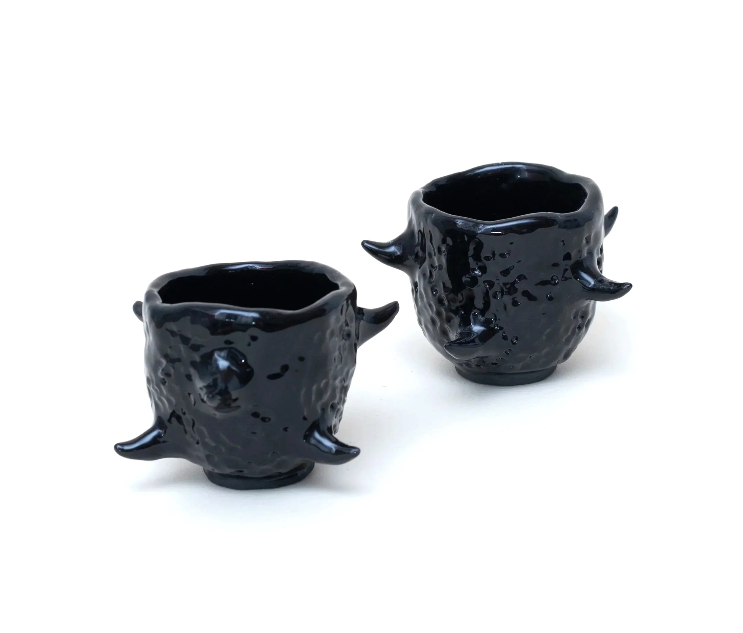 Tazzine da caffè, alternative, spine nere lucide. Ceramiche artigianali.