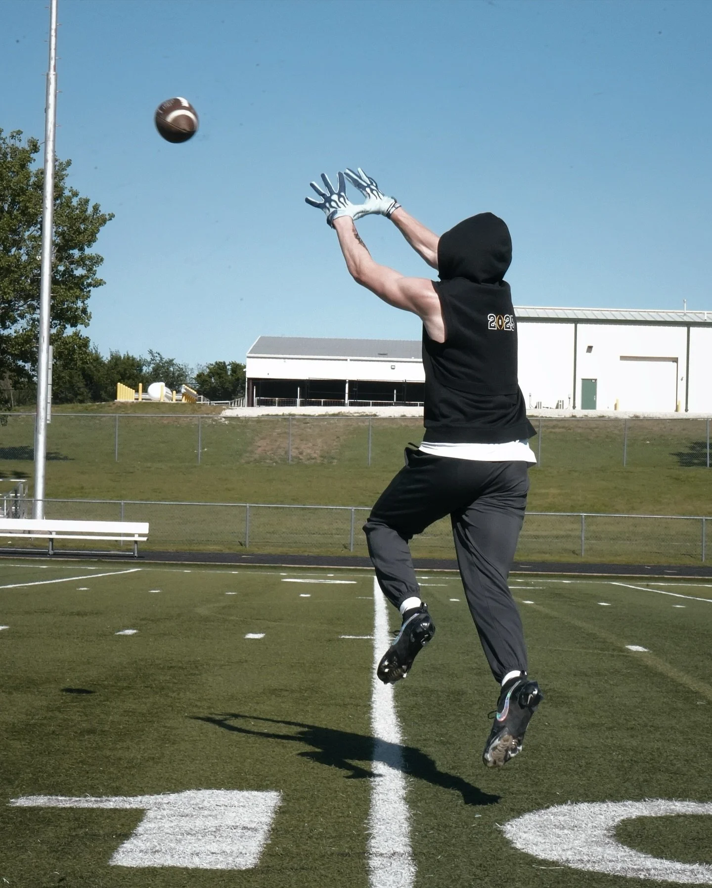 Keep your eye on the 🎯 
&bull;
Photographer: Michael Moore with @mtjm.media 
Football Player: @ryanvanroekel_ 
&bull;
www.mtjmmedia.com
&bull;
&bull;
&bull;
&bull;
#trending #football #sports #dallas #photographer