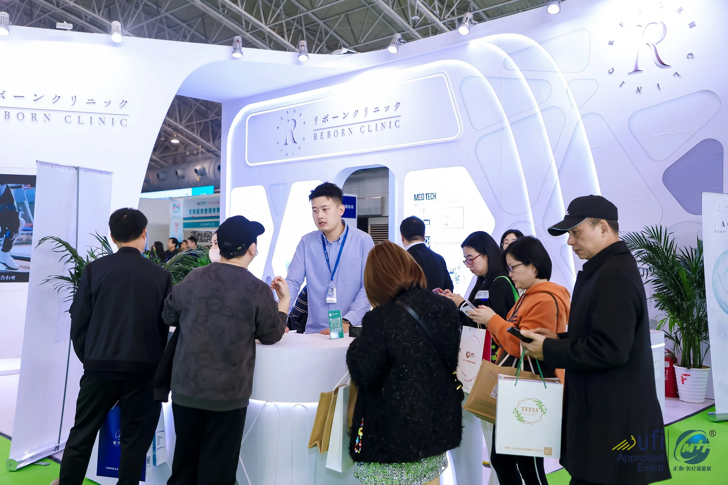 reborn clinic from japan, the largest stemcell treatment clinic in japan, exhibiting in china  international medical tourism fair  cmtf, showing cutting edge technique of stem cell treatment