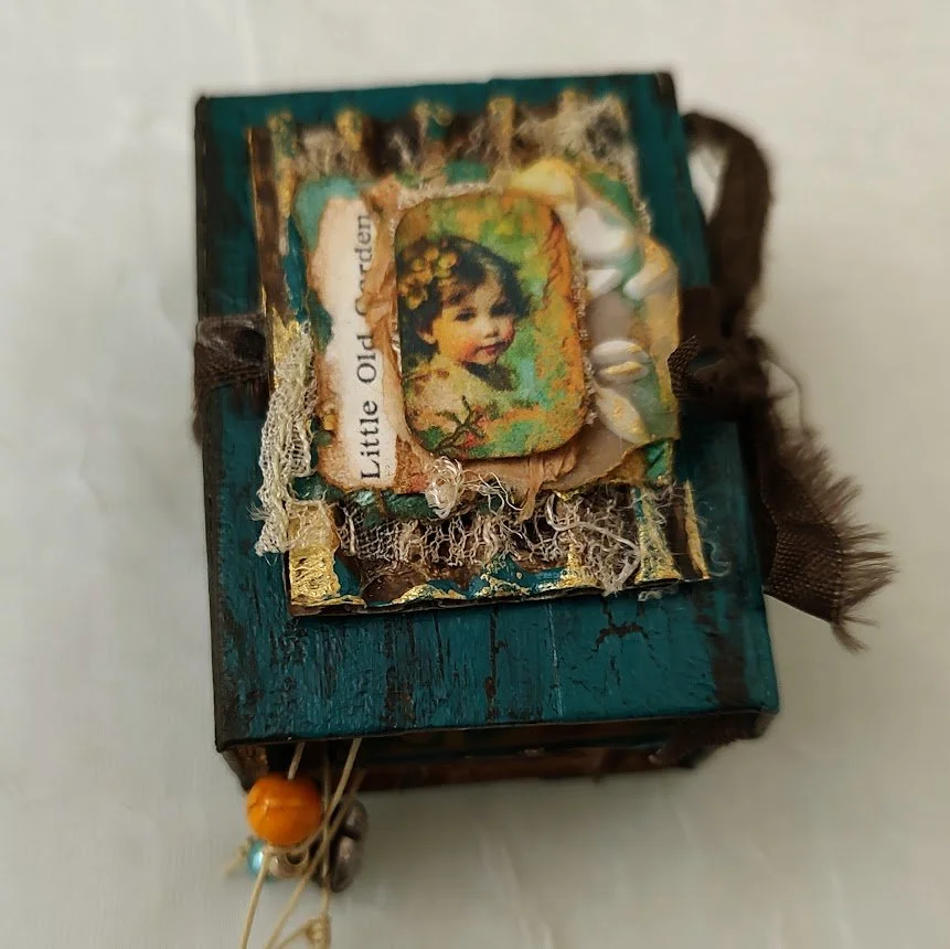 Video - Miniature 'Aviva' Lap Book - Part 3 - Attaching Hidden Spine &amp; Adding Ephemera