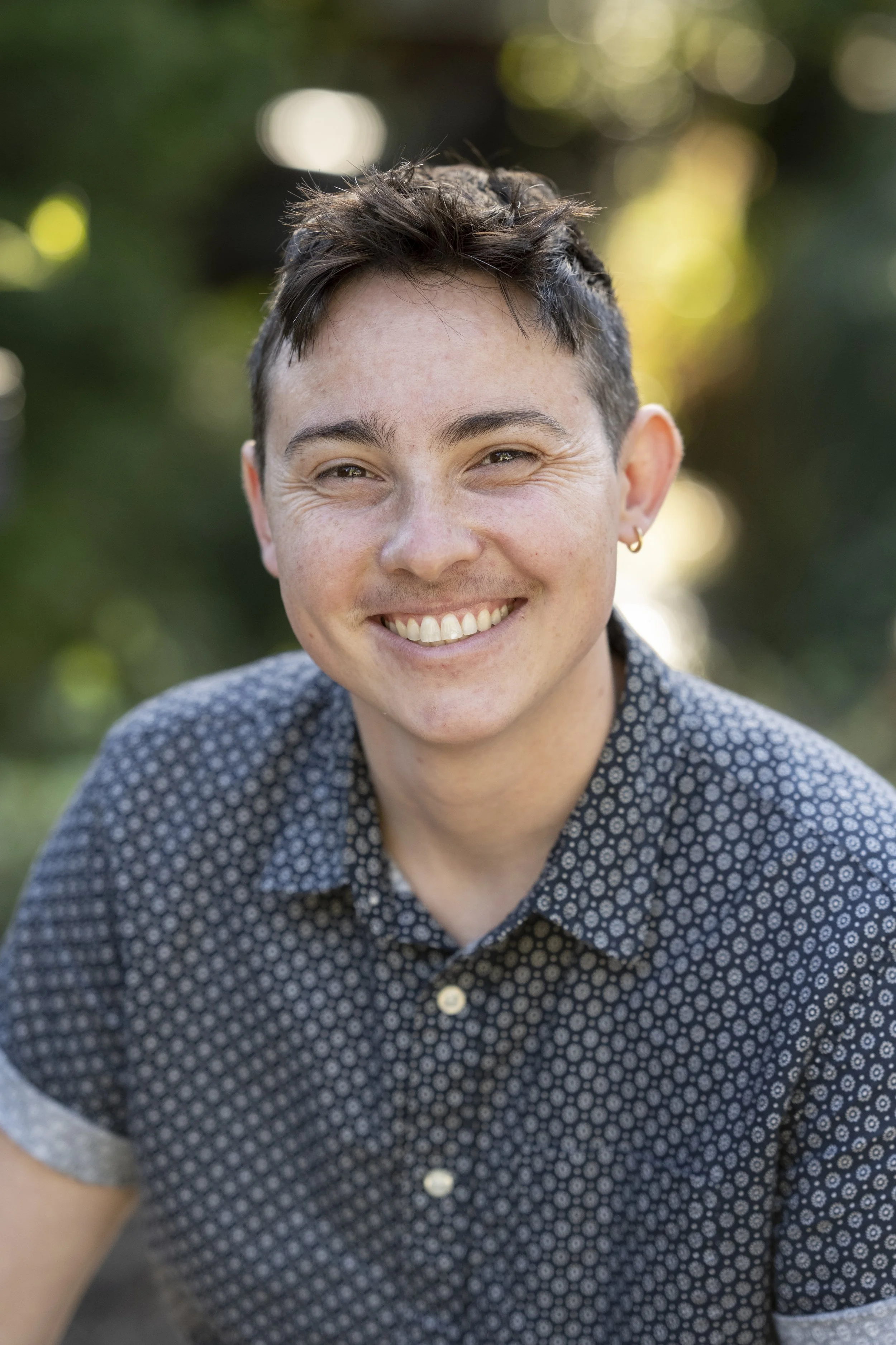 Psychoanalytic psychotherapist smiling warmly offering therapy for anxiety, trauma, depression, and relationship problems in San Francisco and Marin. Depth-oriented, IFS-like therapy to treat trauma and anxiety in-person therapy office