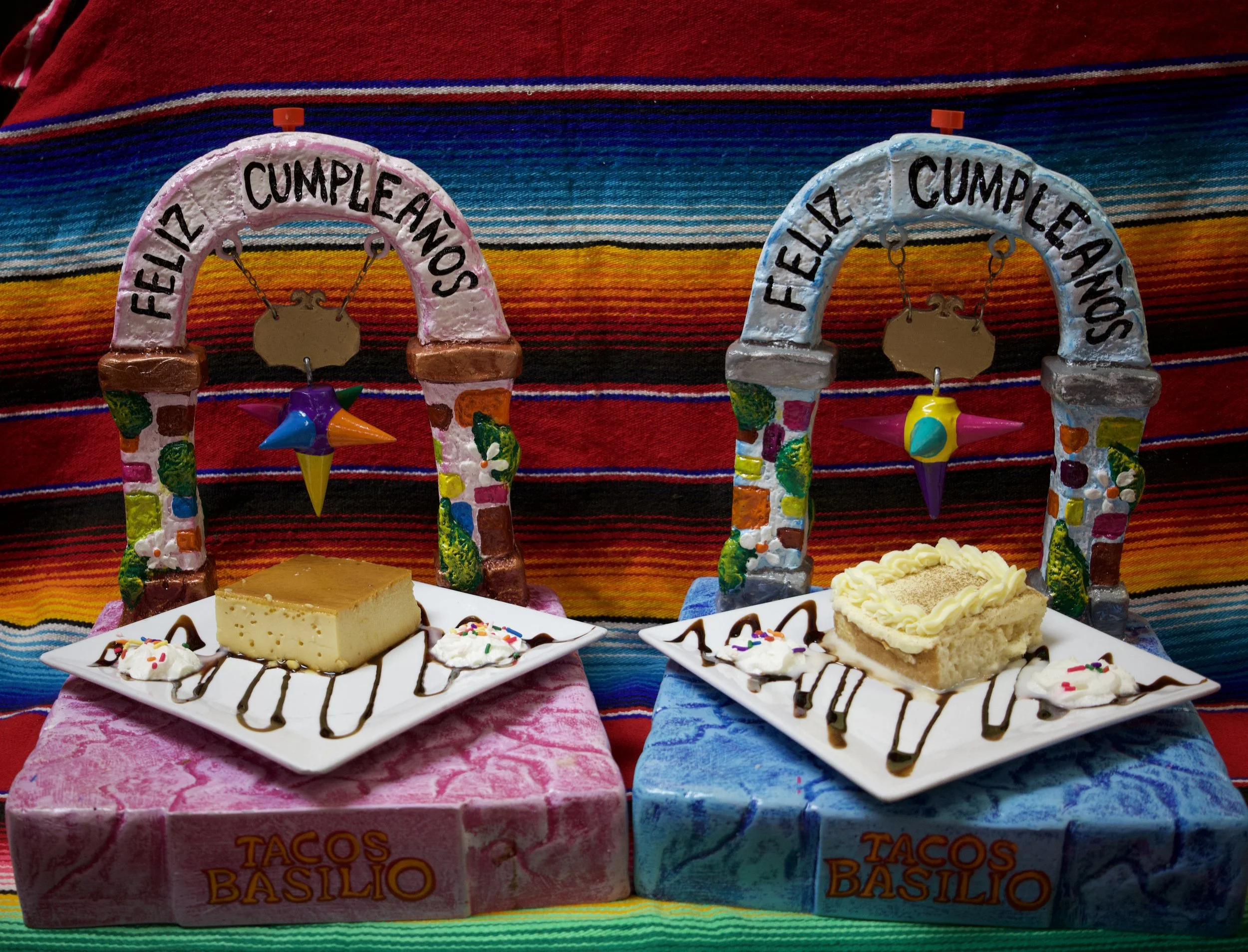 Colorful Mercado de Alimentos y Postres Mexicanos con decoraciones tradicionales y un fondo de telar tejido.