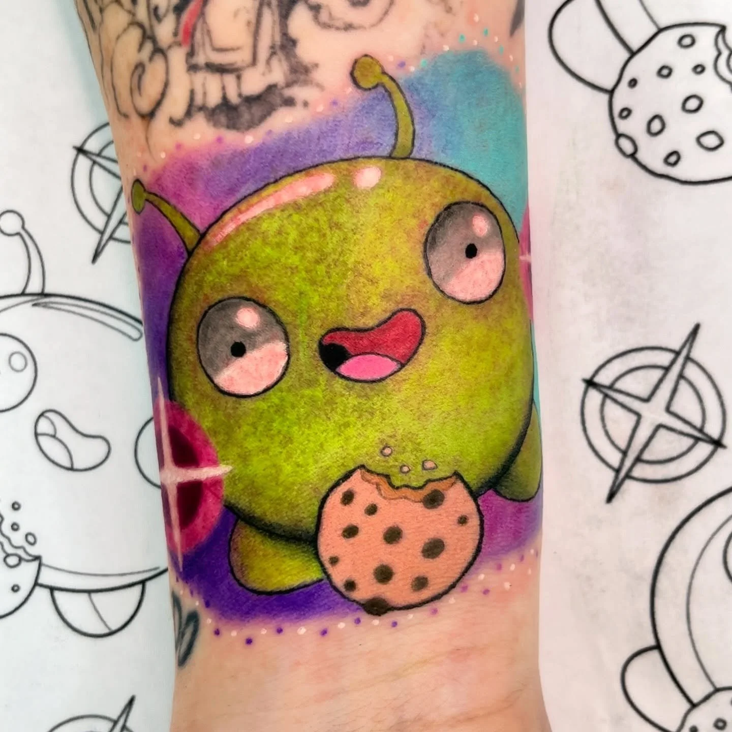 Mooncake from Final Space! 
🛸🍪
The pic is a little bloody &amp; the video looks better. The tattoo should heal nice &amp; bright tho! 
&bull;
#mooncakefinalspace #finalspace #cutetattoo #colortattoo #kawaiitattoo