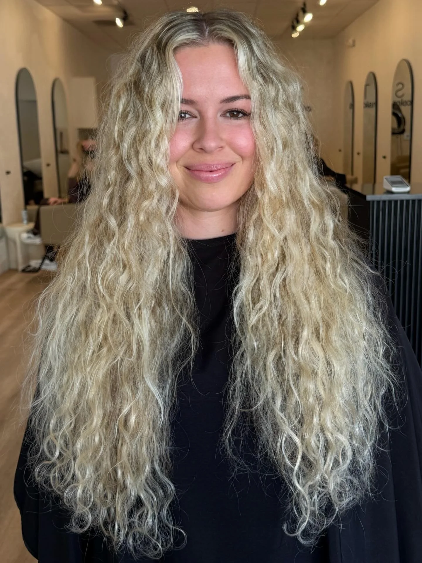 Your hair, but better 😘

22&rdquo; wavy individuals for fullness by @sierrarachellehair 

#hairsalon #santabarbara #blonde #keratinbonds #saltcolorxextensions