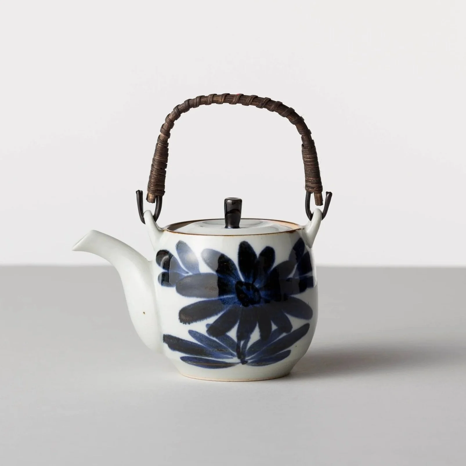 maru-iroha-tea-pot-chrysanthemum.jpg