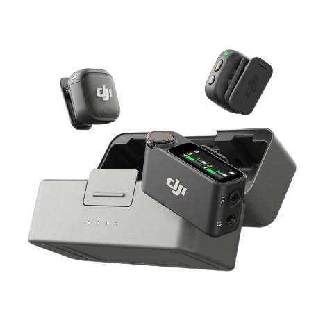 Un drone DJI avec sa station de chargement et deux batteries supplémentaires.