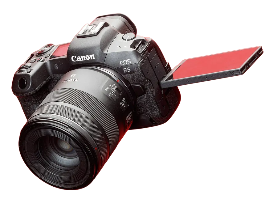 Un appareil photo reflex numérique Canon EOS R5 avec un objectif attaché, affichant également un écran rabattable en position ouverte.