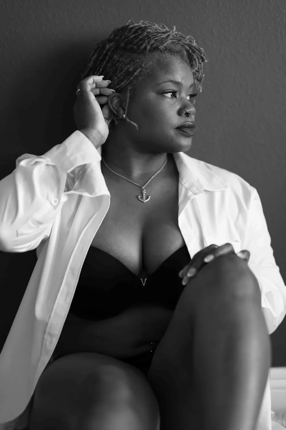 classic-black-and-white-boudoir-portrait
