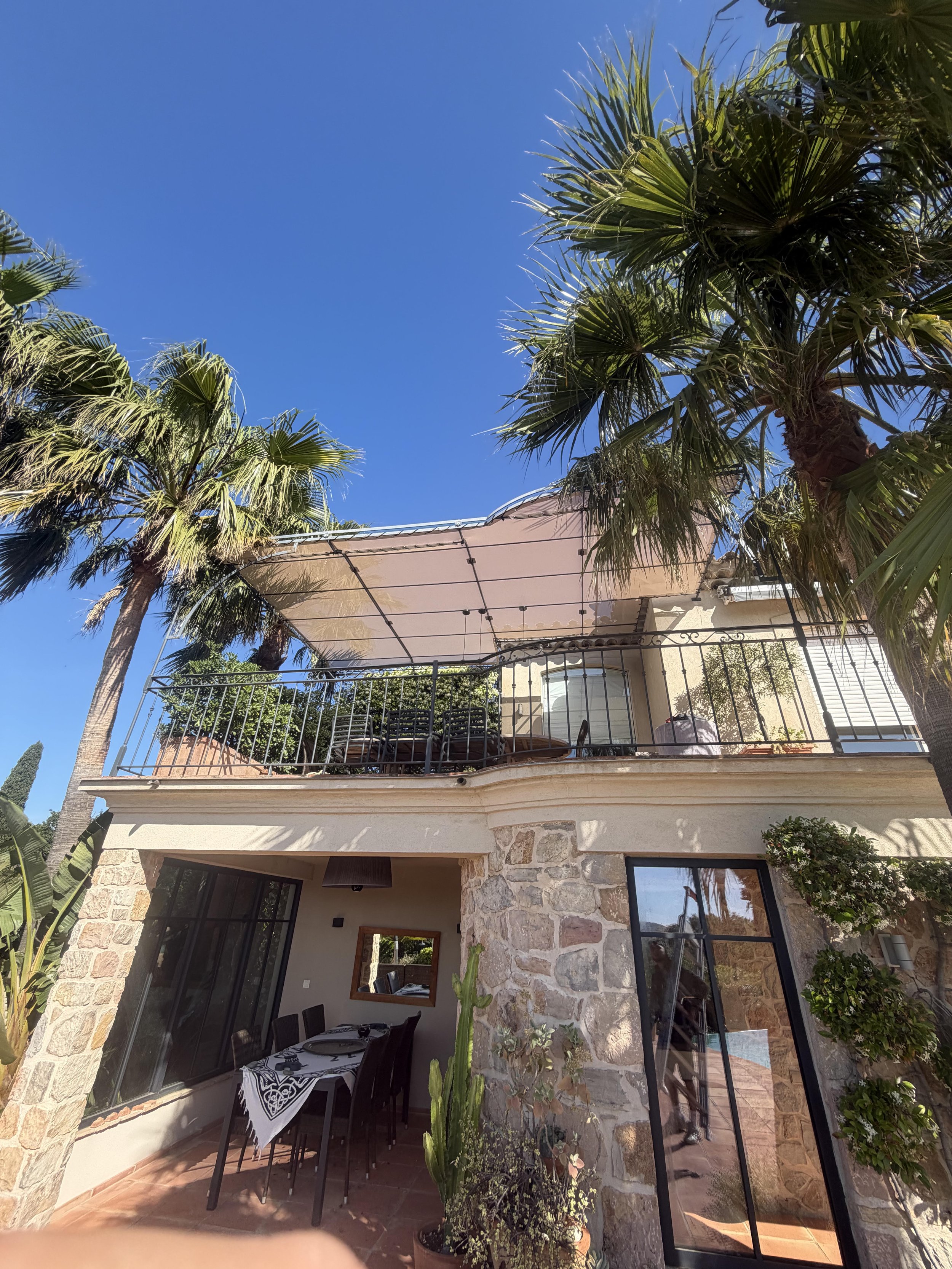 Toile de pergolas sur mesure avec œillets inox et sandow en périphérie