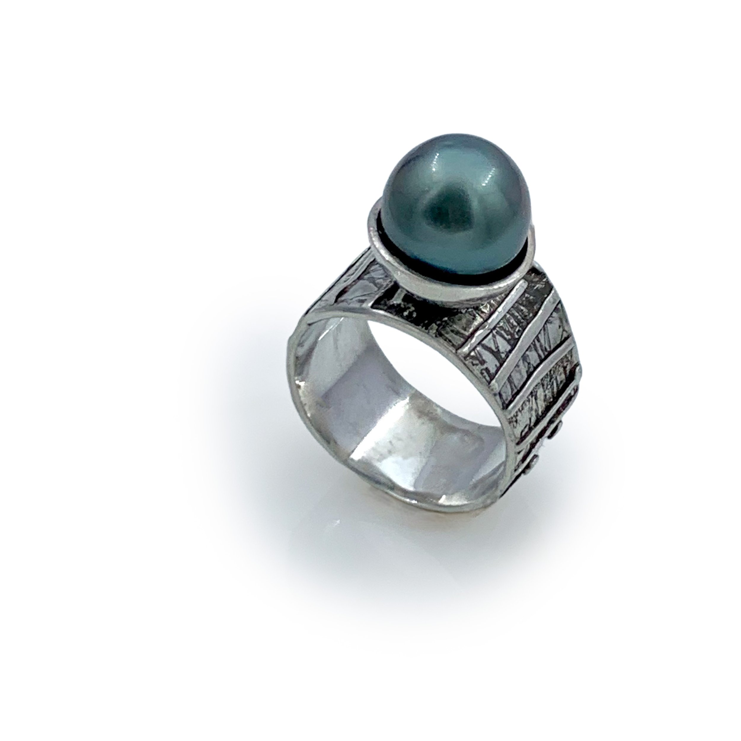 Oxidized Sterling Silver Ring with elegant Tahitian Pearl