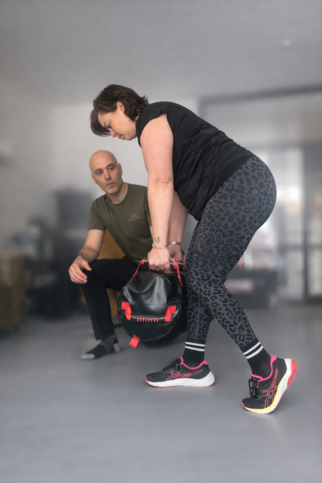 Personal trainer begeleidt klant met krachttraining aan huis in Nijmegen