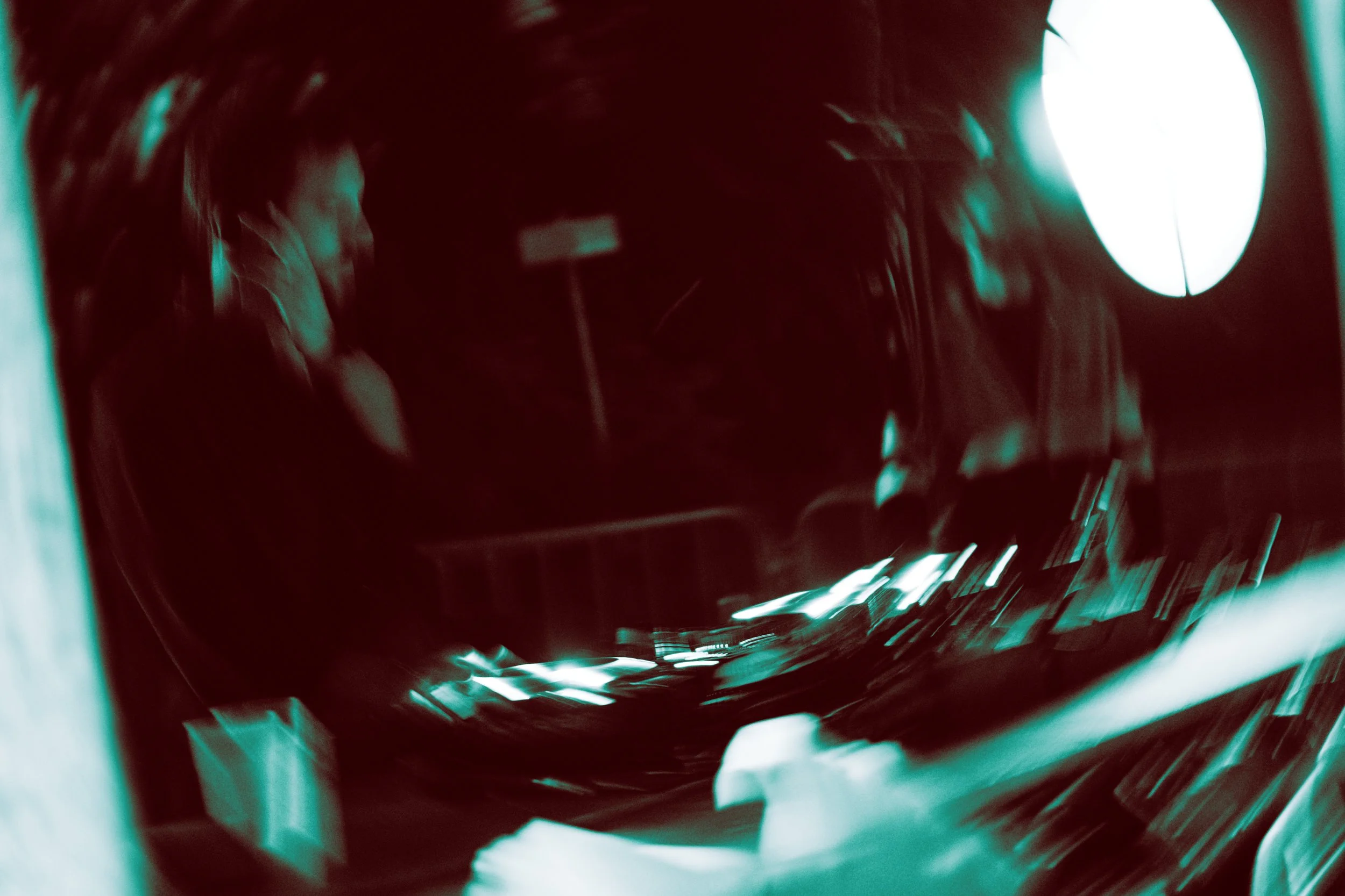 Immagine di un tunnel con luci blu e un veicolo in movimento, impressionante effetto di movimento.