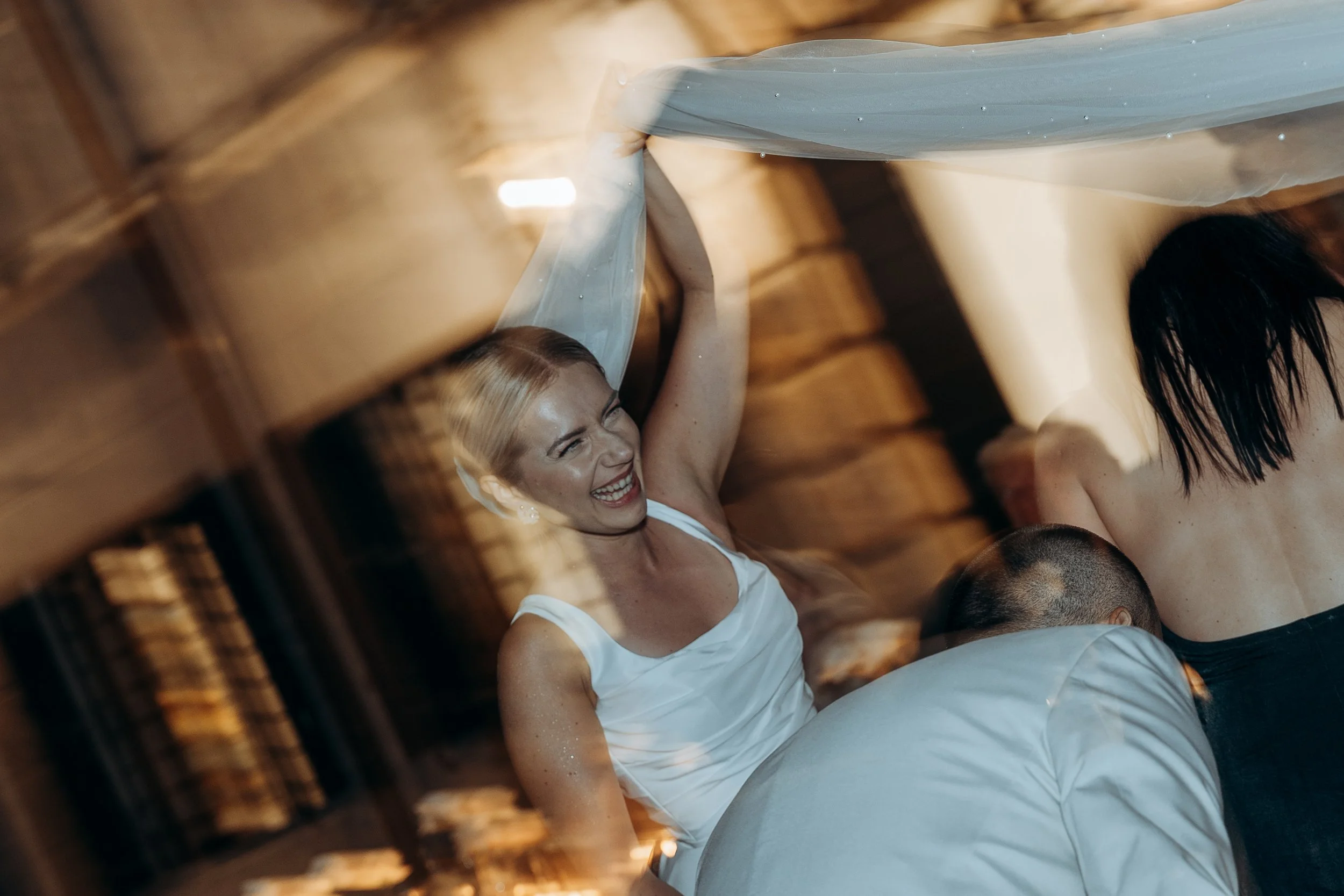 Gruppo di persone che si divertono sotto un'enorme coperta di tessuto