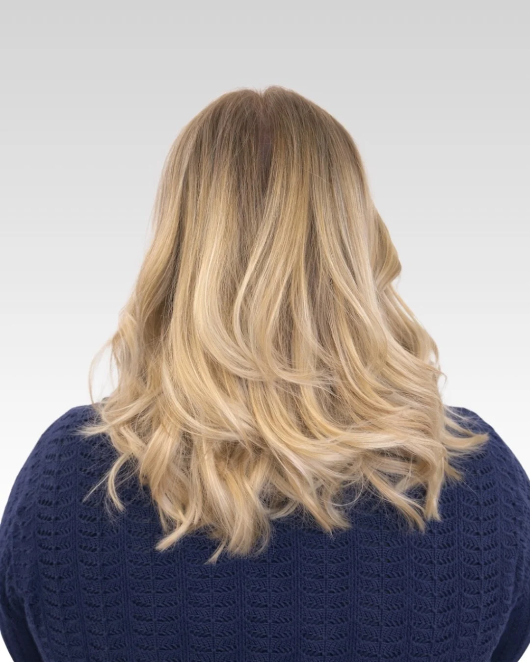Frisches, langanhaltendes Blond f&uuml;r meine liebe Kundin ✨
Die klassisch gewebte Str&auml;hnentechnik sorgt f&uuml;r viel Helligkeit.
Verschiedene H₂O₂-Konzentrationen bringen zus&auml;tzliche Lebendigkeit ins Haar und schaffen ein langlebiges, fr