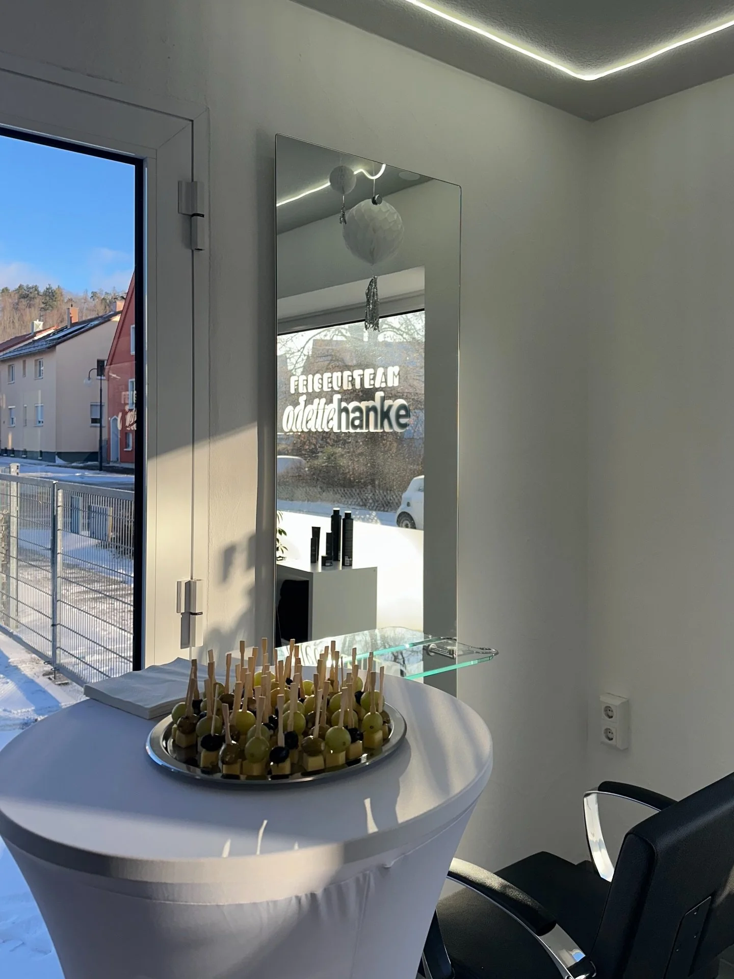 Kaum zu glauben &ndash; schon ein Monat seit unserer Er&ouml;ffnung ✨
Danke an alle, die da waren, unterst&uuml;tzt haben und diesen Start so besonders gemacht haben 🤍

#m&uuml;nsingen #friseur #schwarzkopf #friseurteamhanke