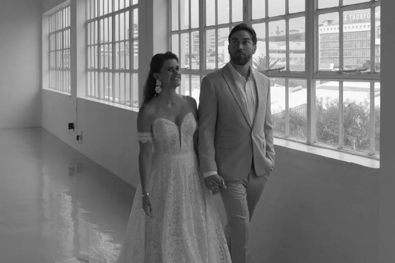 Luxury bridal makeup by Paris-based makeup artist Andrea van den Houten, featuring radiant skin, soft sculpted eyes, and an elegant timeless bridal look