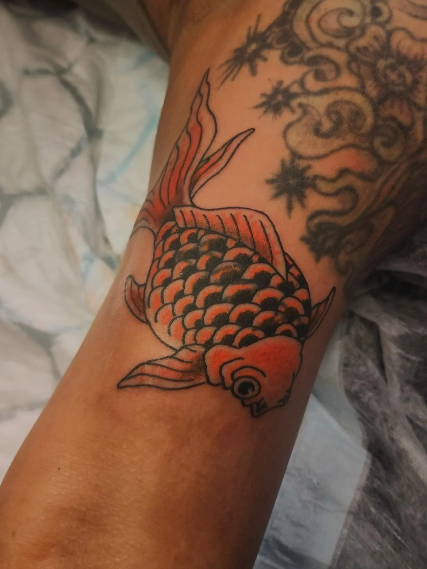 Goldfish cover up by apprentice @downhillbilly_tattoo 

Dm, email or call the shop for info &amp; booking:

✉️Booking.ironshield@gmail.com
☎️ +47 996 10 098

#ironshieldtattoo #sandnestattoo #japanesetattoo