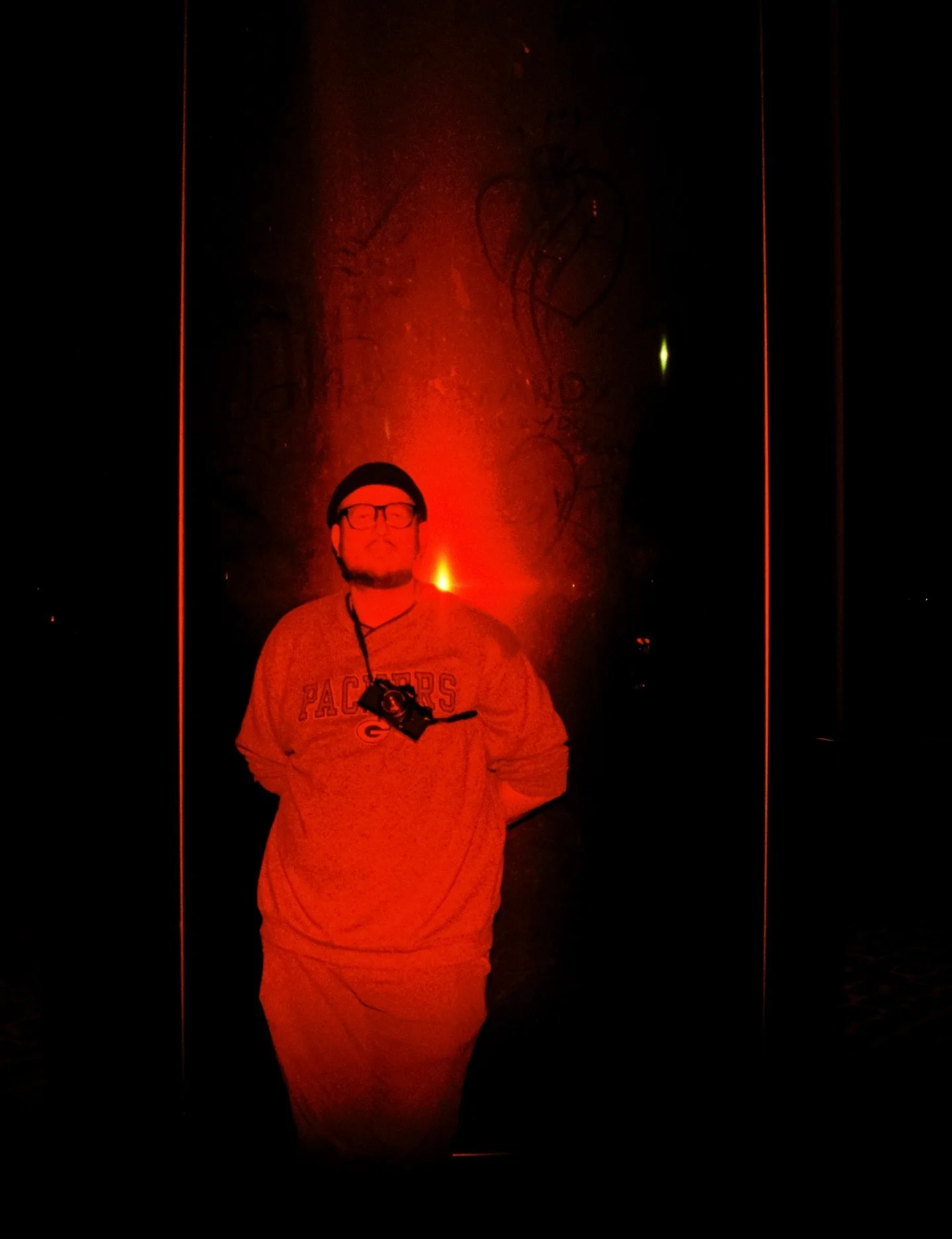 Lenny, you don&rsquo;t have to put on the red light!

📷: Olympus OM 4TI (plus Blitz mit Rotfilter)
🎞️: Kodak Gold 200