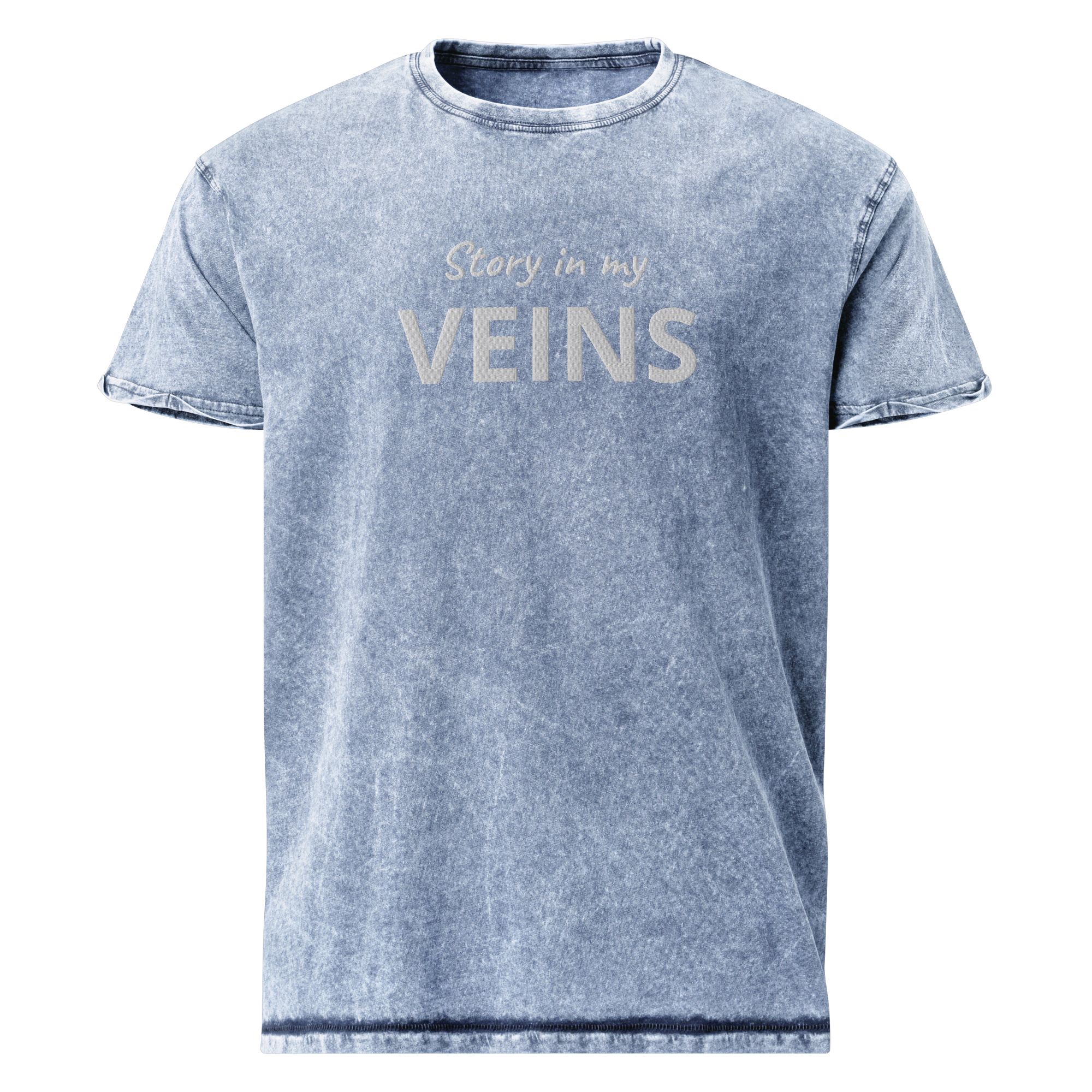 Ein hellblaues T-Shirt mit der Aufschrift "Story in my VEINS" auf der Vorderseite.