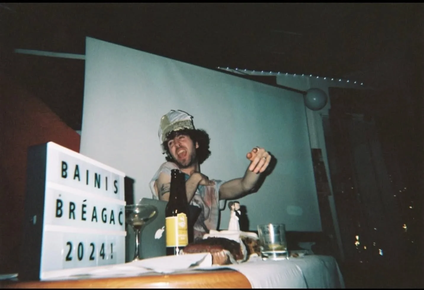 Cuimhnig&iacute; ar an Chlub 🎆
C&uacute;pla ghrianghraf &oacute; Bhainis Bhr&eacute;agach 2024 le Gaeil na Gaeilge Gaela&iacute;

Seolaig&iacute; bhur gcuimhn&iacute; f&eacute;in chuig runai@anclub.ie agus d&eacute;anfaidh muid iad a roinnt amach an