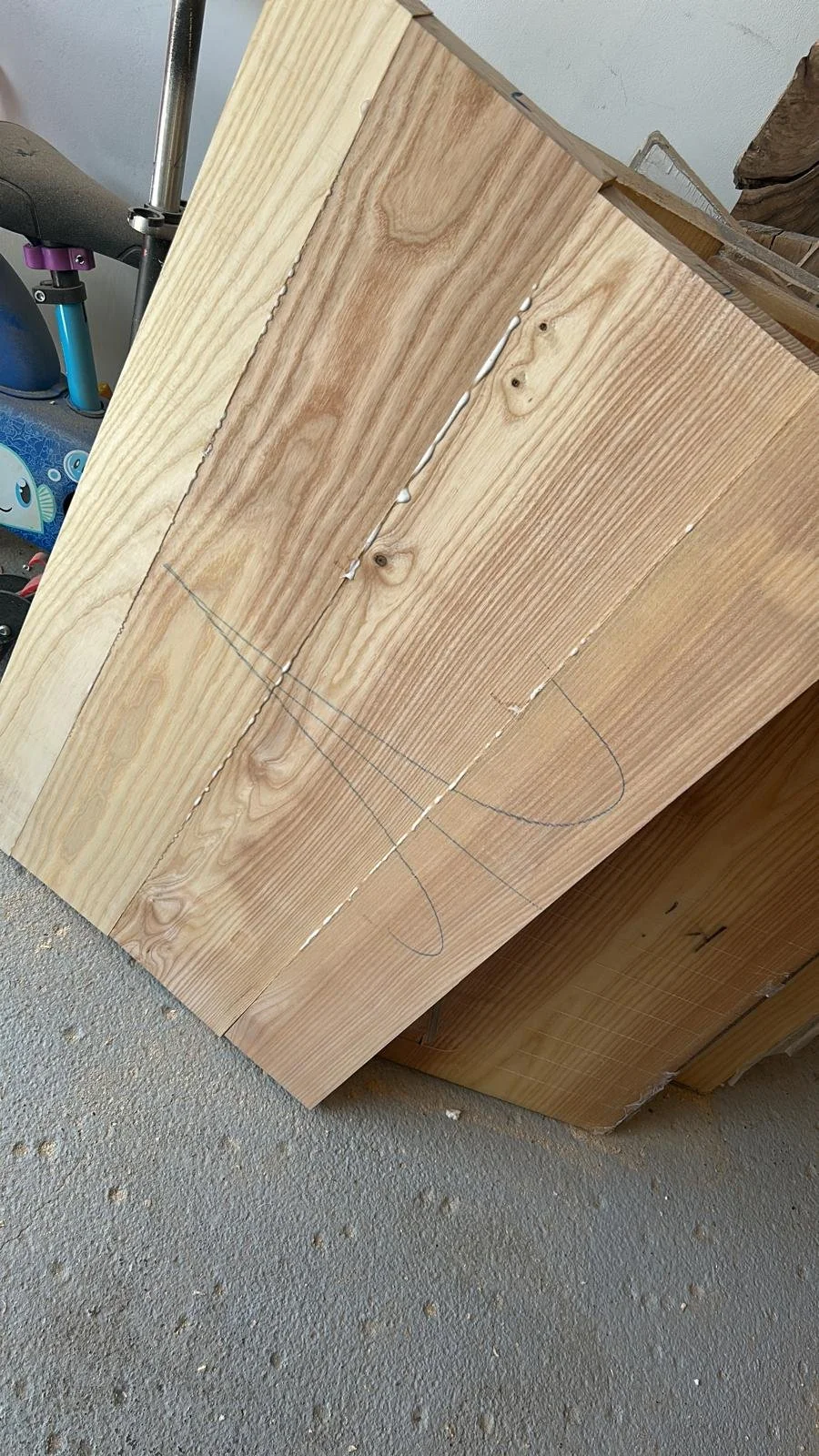 Planche en bois avec des marques de dessin pour couper ou assembler