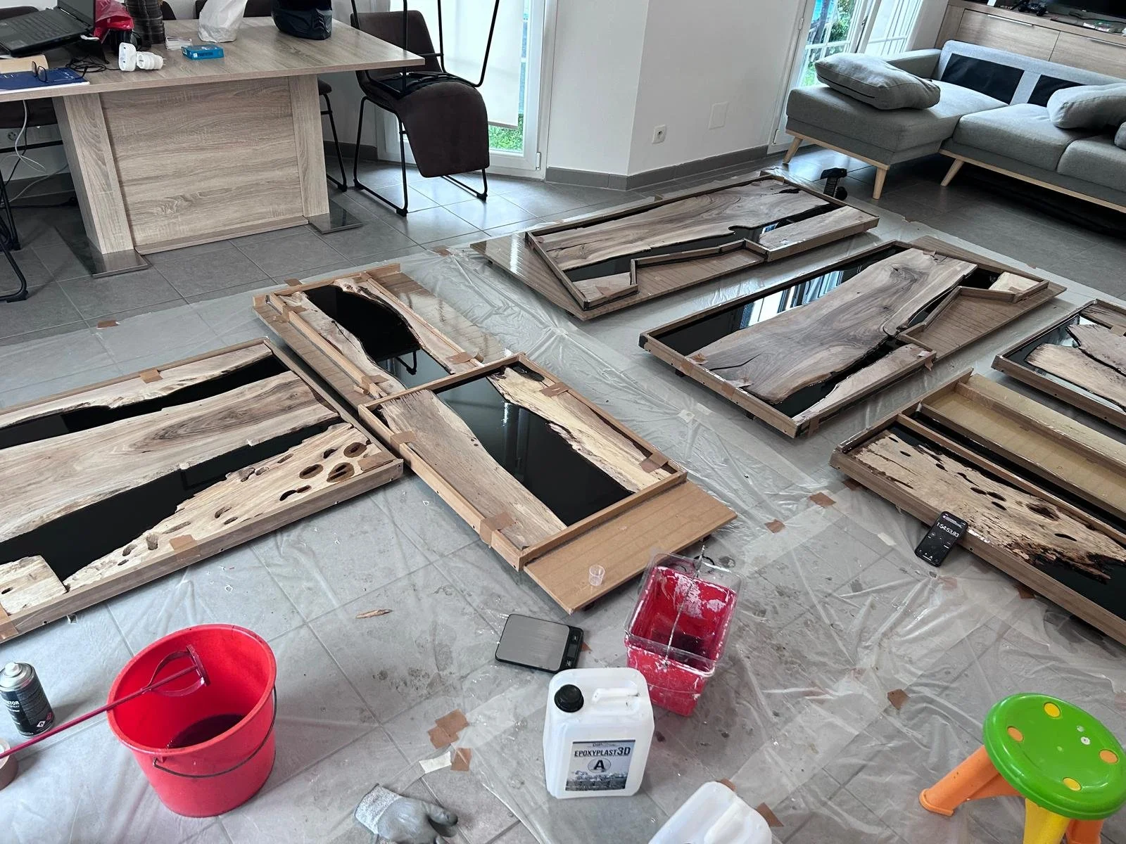 L'installation de tables en bois avec des surfaces en résine noire dans un salon moderne