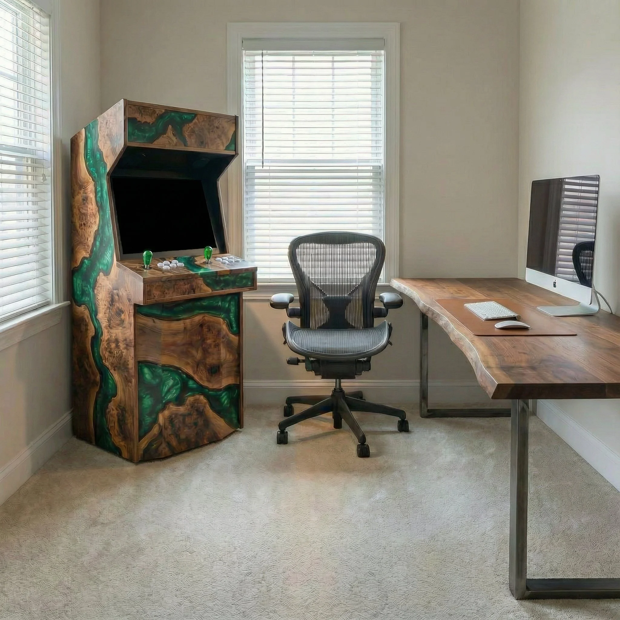 une borne d'arcade en bois de noyer et résine époxy verte, dans un bureau