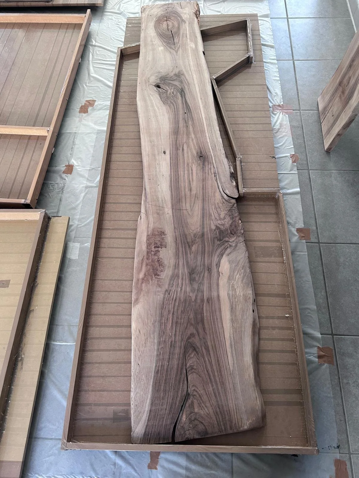 Plaque de bois massif rectangulaire avec des veinures naturelles visible