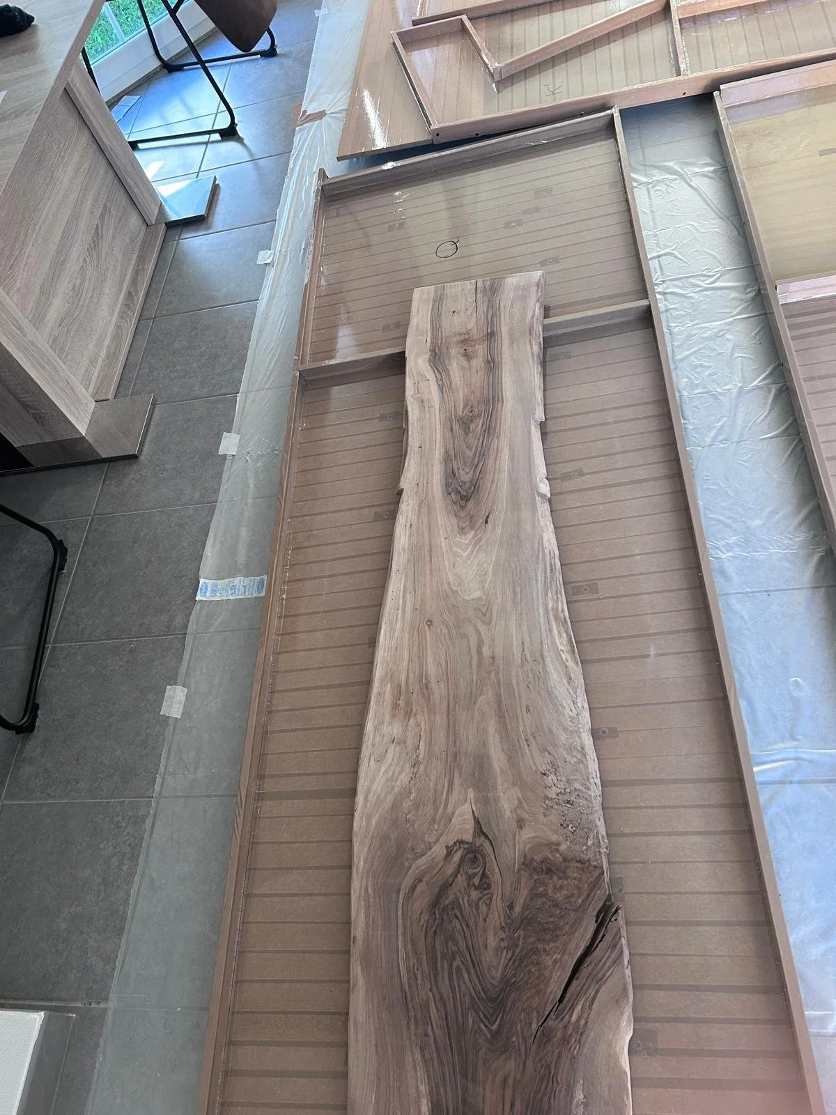 une grande pièce de bois massif 
